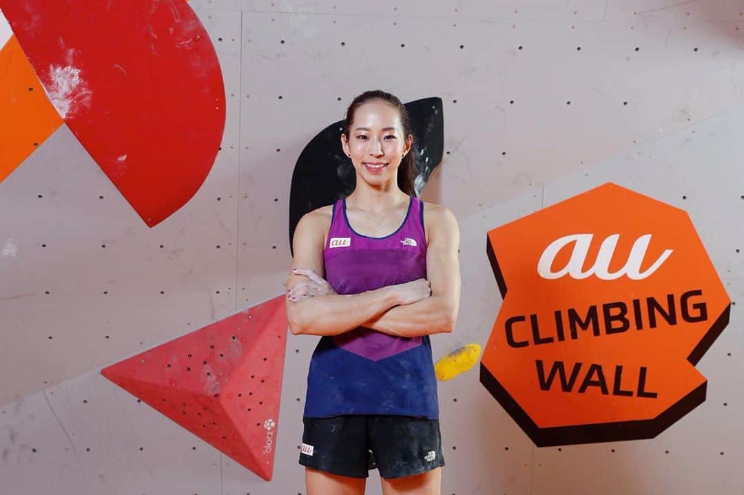野口啓代のインスタグラム：「ついに！ついに！ au CLIMBING WALLが完成！！ みなさんにもお披露目出来る日がやってきました🧗🏻‍♀️✨* * まさか実家で東京五輪を想定した3種目の壁が出来る日が来るなんて、初めてKDDI社長からお話があったときは嬉しさを通り越して驚きで声が出なかったです。そして室内で3種目のトレーニング出来るようにと建物から建設、壁を建ててくれた父のサポートに感謝しています🥺✨* * 最高の環境を与えて頂き、この壁で来年の東京五輪に向けて成長する姿を楽しみにしていてくださいっ✊🏻🔥* * * YES!! Finally!! The construction of au CLIMBING WALL is completed!! Now I can show the wall to everyone.* * I've never dreamed of having the combined wall to practice for the Olympics at my home. When I first heard about it from the president of KDDI (au), I was extremely surprised and I honestly could not say a word. I really thank my dad's effort because he built everything by himself from the building to the walls for indoor training of 3 disciplines.* * With this wonderful environment, I will be stronger and grow up to climb in the Tokyo Olympics. See you there!! * * photo by ©︎KDDI & @tallers_photopress  —————————— #auCLIMBINGWALL #おもしろいほうの未来へ  #teamau @au_official  —————————— #大和証券 #セブンイレブン @thenorthfacejp @raffinee_orientalbio #三井不動産 @cowsoapcp #zeta  @c3fit @lasportivajp @petzl_official  @newhale_japan」