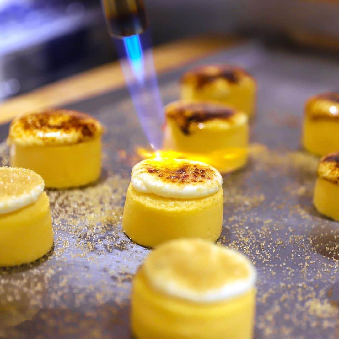 のインスタグラム：「.  .  チーズスイーツ専門店 マルチーズ  目の前で チーズケーキが バッチバチと 炙られる様子を オーダー待ちしながら 眺められる チーズスイーツ専門店。  チーズケーキを 食べ歩きで楽しむ 次世代型🤤  #チーズスイーツ #マルチーズ#osaka#sweets#namba」