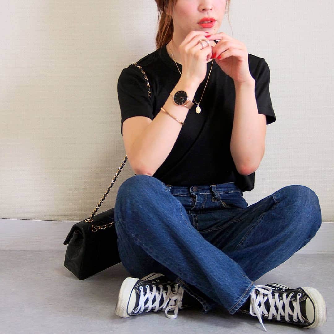 nori0620のインスタグラム：「“ 夏のブラックに映える” ブラック×ローズゴールド  @danielwellington  クールなブラックには女性らしさを カジュアルなブラックには華やかさを  今回セレクトしたローズゴールドには ブラックと共に⌚🖤  ベージュやブラウンのコーデも 華やかに引き立ててくれるんです  いよいよdaniel wellington summer campaign2020は明日まで🌻  ☆7月23日まで公式ホームページにて腕時計とアクセサリーまたはストラップの購入で20%OFF（５月の最新作も対象）  ☆15%OFFクーポンコードも併用可能  ーーーーーーーーーーーーーーーーーー クーポンコード載せておきますね よろしければご利用下さい⌚🌻  15％OFFクーポンコード：【 nori6 】（2020/ 08/ 31まで有効、DW公式直営店舗とWEBショップにて使用可能）  #instafashion #fashiongram #item  #watch #時計#@DanielWellington #ダニエルウェリントン#petitemelrose#36㎜#classicblacelet#dwサマー #2020#tshirt#denim#uniqlo#chanel#converse#Iheartilytoyou」