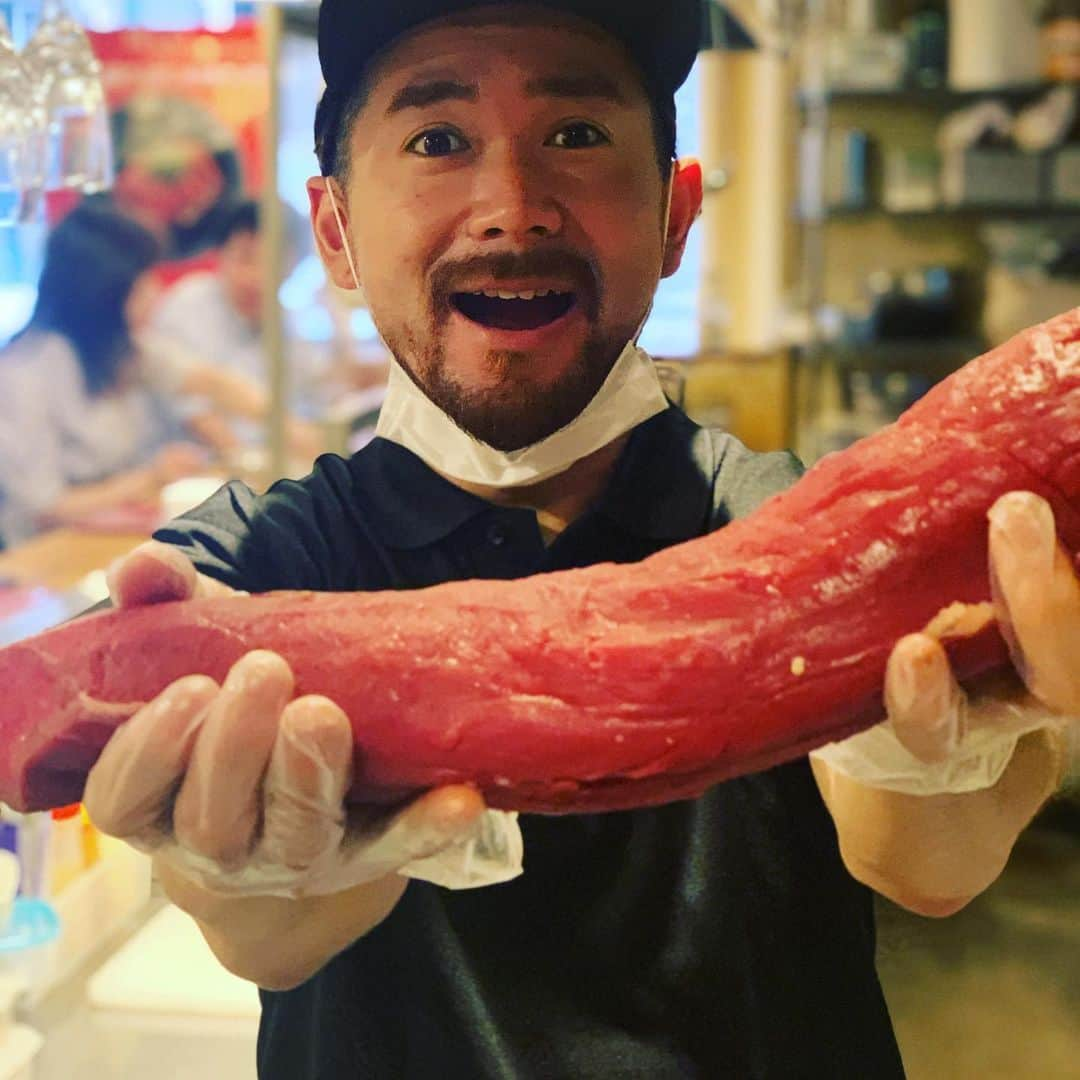 BECOさんのインスタグラム写真 - (BECOInstagram)「京橋店　堀です！！  明日から世間は4連休ですね📅  お休み全力で楽しむ人🏋️‍♂️も、全力で休む人🛌もお肉食べてエネルギー充電⚡️しましょー🤩  今週もお疲れ様でした🙏🙏🙏  🍴🍾Have a nice 堀day🍾🍴  #ステーキ食堂beco #ステーキ食堂BECO京橋#beco#京橋#大阪#ステーキ#steak#炭火#肉食おうぜ」7月22日 18時06分 - beco_kyobashi