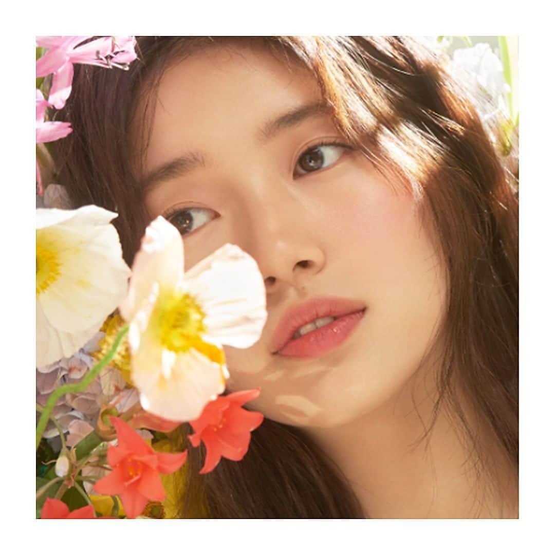 Lancôme Officialさんのインスタグラム写真 - (Lancôme OfficialInstagram)「Soft as a petal and vibrant as an entire bouquet of wildflowers - @skuukzky is our summer obsession. Photographed by @ahnjooyoung_. #Lancome #Suzy」7月22日 17時59分 - lancomeofficial