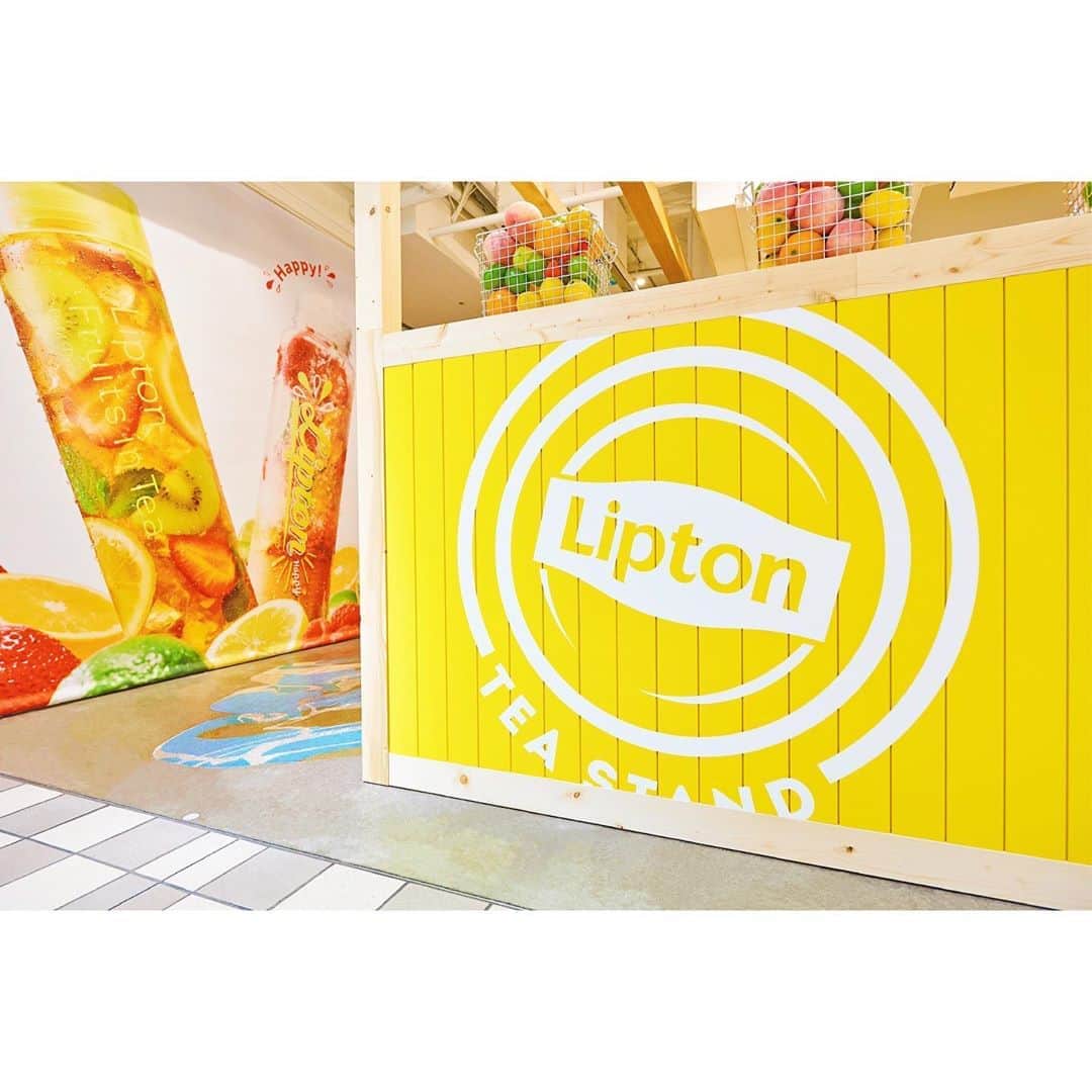 リプトンのインスタグラム：「TEA STAND Fruits in Tea吉祥寺店ついにオープン！！💛🍑 駅直結のアトレ内だからアクセスも抜群♪ 笑顔いっぱいのスタッフがお待ちしているよ😊 . ＜Fruits in Tea KICHIJOJI＞ 日時：7/22(水)-9/13(日) 11:00-20:00 (L.O. 19:45) 場所：Sign吉祥寺 . これで代官山・吉祥寺・大阪梅田に3店舗オープン！ 今年もたくさんの方々に楽しんでもらえますように✨ #リプトン #Lipton #FruitsinTea #フルーツインティー #ColdBrew #コールドブリュー #リプトンコールドブリュー #水出しアイスティー #水出し紅茶 #癒し #リラックス #Happy #期間限定 #LiptonTEASTANDFruitsinTea #吉祥寺 #リプトンでつながる」