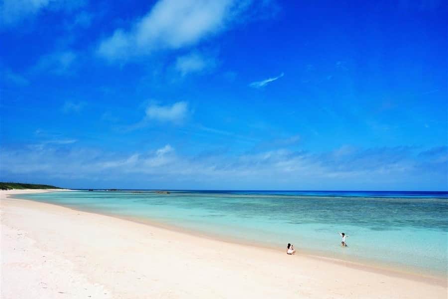 現地発信の旅行サイト「たびらい」さんのインスタグラム写真 - (現地発信の旅行サイト「たびらい」Instagram)「【沖縄・波照間島】⠀ 沖縄離島の魅力をチェック！☺️本日は波照間島（はてるまじま）⠀ :⠀ 石垣島からフェリーで約1時間の場所に浮かぶ、日本最南端の有人島「波照間島」。「果てのウルマ（珊瑚礁）の島」が語源の、珊瑚礁が隆起して出来た島です。2時間もあれば自転車で一周できてしまうほど小さな島で、島内には今も昔ながらの沖縄の風景が多く残ります。「波照間ブルー」と言われる真っ青な海と風でざわめくシュガーロード、のどかな島の雰囲気、朝焼けの淡い空など、ゆっくりと流れる時間と共に、ありのままの景色や自然を満喫するにはおすすめの場所です。⠀ 写真／Ka-mmy⭐︎⠀ :⠀ #たびらい #tabirai #ローカル旅行好き #女子旅 #travelgram #旅行 #旅行好きな人と繋がりたい #旅行 #travel #ファインダー越しの私の世界 #カメラ女子 #たびらい沖縄 #癒し #沖縄県 #沖縄 #波照間島 #okinawa #beach #ビーチ #ocean #海 #lovers_nippon #instatrip #loves_okinawa #trip #波照間ブルー #波照間 #景色 #sea #instagood」7月22日 18時01分 - tabirai