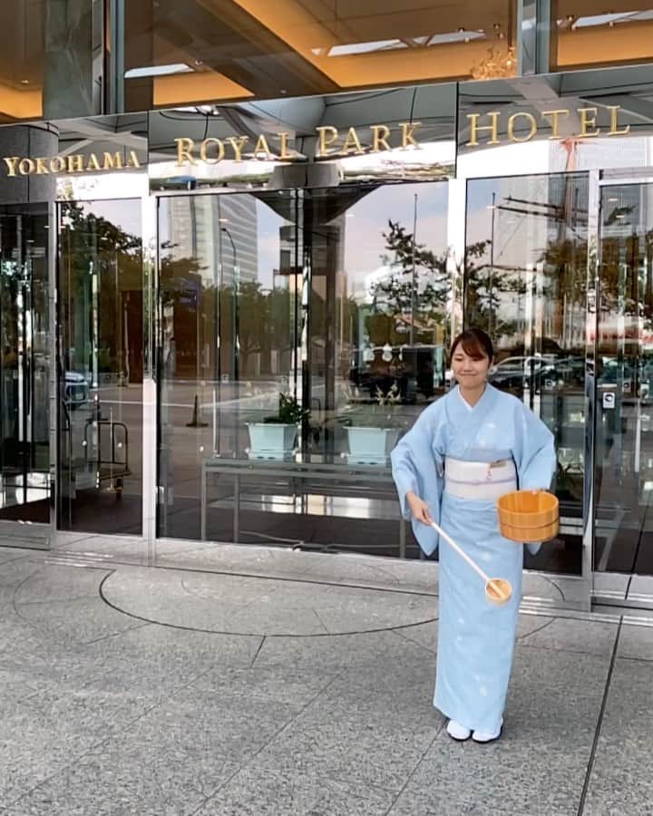 横浜ロイヤルパークホテルのインスタグラム：「＼ロイヤルパークホテルズ打ち水プロジェクト2020🎐／  横浜ロイヤルパークホテルでは、厳しい暑さが続く今夏、「涼やかな空間で、ご来館いただくお客様をお迎えしたい」という想いから、涼を呼び込む昔ながらの知恵である"打ち水"を行っております。  ロイヤルパークホテルズでは打ち水を通じた暑さ対策により、地球環境への貢献を目指してまいります。  期間：2020年7月22日（水）大暑～8月23日（日）処暑 時間：16時～17時のうち15分程度（予定） 場所：横浜ロイヤルパークホテル正面玄関 ※雨天中止 ※期間や時間については変更の可能性がございます。  打ち水プロジェクト2020はロイヤルパークホテルズ13ホテルにて実施しております。  #横浜ロイヤルパークホテル #yokohamaroyalparkhotel #横浜 #yokohama #ホテル #hotel #打ち水 #大暑 #夏 #summer #royalparkhoteljp」