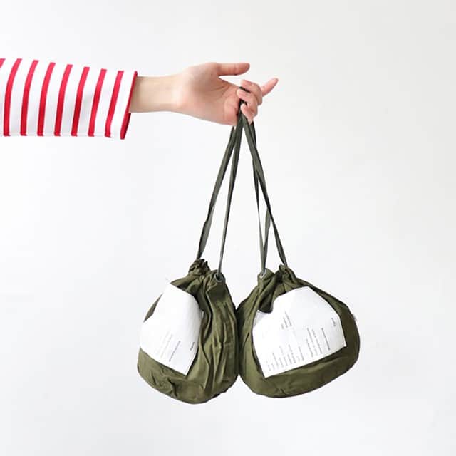 のインスタグラム：「. ＼キナリノモール／DEAD STOCK　PERSONAL EFFECTS BAG . －－－－－－－－－ ころんと巾着型のデッドストックバッグ . 1960年代から米軍で使われていた、緊急時の巾着袋。60～90年代までデザインを変えずに使われた米軍支給品です。 もしものときに誰の持ち物かすぐに判別できるよう、ラベルには名前や所属などの記入欄があります。 こちらは、未使用のデッドストック品。 ころんとした丸型の巾着デザインで無骨な雰囲気。マチは約17cmとしっかり確保されています。 お手ごろプライスも嬉しいポイント◎。普段用のバッグやポーチ感覚でお使い頂けます＊ . －－－－－－－－－ https://kinarino-mall.jp/item-18947 . . ▶画像をタップすると詳細情報をご覧いただけます。 . ▶プロフィールの「インスタ掲載」ボタンから、ご紹介商品をまとめてご覧いただけます。→@kinarino_official . ▶キナリノアプリでも販売中！ 「お買いもの」→「インスタグラム掲載アイテム」 　 ※ダウンロードはプロフィールリンクから→@kinarino_official . . #キナリノモール #キナリノ #丁寧な暮らし #暮らし #バッグ #巾着 #デッドストック #ファッション #お出かけ #コーディネート #コーデ #今日のコーデ #saro #PERSONALEFFECTSBAG #bag #DEADSTOCK #purse #fashion #style #fashionista #coordination #simple #ootd #instafashion .」