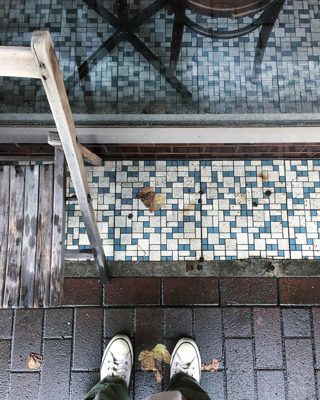 maggydaisyのインスタグラム：「_  雨に濡れたタイル、かわいかった▦」