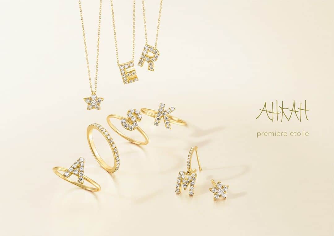 アーカーさんのインスタグラム写真 - (アーカーInstagram)「. “Premiere Etoile（一等星）の輝き”をテーマにしたプルミエトワールシリーズ🌟 特別な想いがこめられたイニシャルジュエリーは、自分へのご褒美としてはもちろん、大切な人へのプレゼントとしてもおすすめです🎁💕 . #AHKAH #jewelry #necklace #ring #piercedearrings #present #アーカー #ジュエリー #ネックレス #リング #ピアス #プレゼント」7月22日 18時02分 - ahkah_official