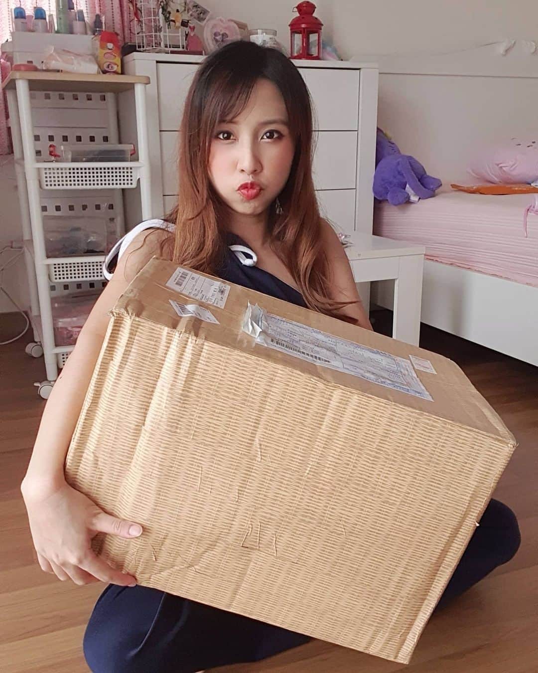 ビーム先生さんのインスタグラム写真 - (ビーム先生Instagram)「ทายซิว่าจะเข้าไปอยู่ในกล่องได้มิดมั้ย 😂 เดี๋ยวจะลอง ❣️ わたしの体の全部この箱に入ると思いますか？  เมื่อไหร่เจ้าของกล่องจะมาไทยได้เนี่ย 🥺  #influencer #blogger #youtuber #thai #thaigirl #japan #日本　#タイ　#インフルエンサー　#ブロガー　#ユーチューバー　#外国人　#訪日外国人　#タイ人　#タイ語　#บล็อกเกอร์ #ยูทูปเบอร์ #ไทย #ญี่ปุ่น #ภาษาญี่ปุ่น」7月22日 18時03分 - beamsensei