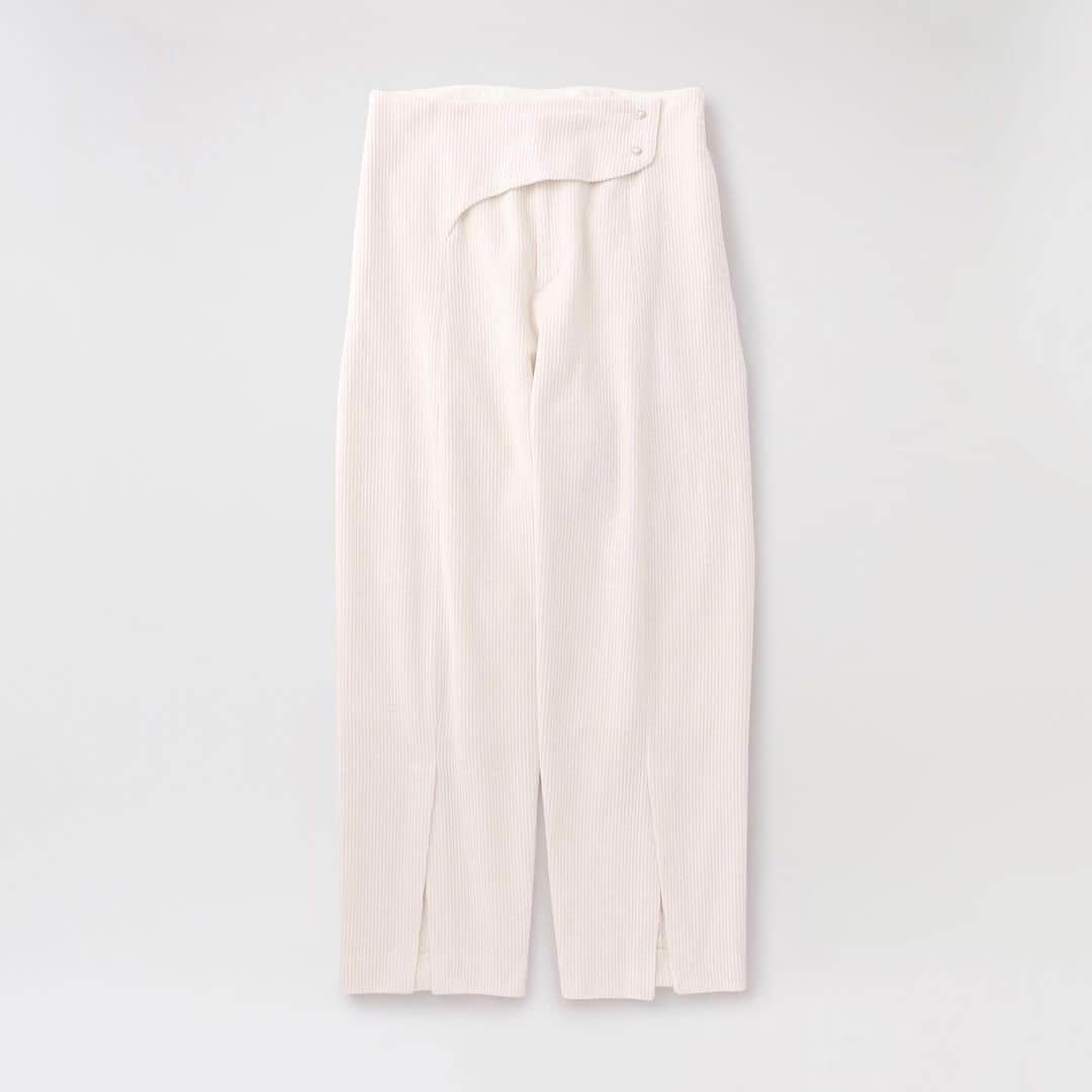のインスタグラム：「. 『YOHEI OHNO』  YOHEI OHNO Fall 2020 collectionを7/23(木)より各店及びオンラインストアにて発売いたします。  アート、建築、工業デザインなどからインスパイアされた、アーティスティックで構築的なシルエット、ユーモアあふれるディテールへのアプローチに定評があり、 伝統的な洋服のルールに縛られない自由な発想から生まれるデザインが魅力の『YOHEI OHNO(ヨウヘイ オオノ)』。  20AWはマン・レイのオブジェやキルヒャーの世界図鑑、陰謀論、ミステリー、日常に感じるどこか不穏な気配などから着想を得て制作。カラーパレットは色を極力使わずに色味と質感にフォーカスされ、ナイロンやサテンの質感、ウールやコーデュロイの色味で全体的に冷たいムードに仕上げられたコレクションを提案します。  WOOL VOILE CLERIC SHIRT ￥35,000+tax  FENCING TROUSERS ￥39,000+tax  @yohei_ohno   #loveless  #yoheiohno #20aw #newcollection #newitem  #fashion #selectshop #trend﻿」