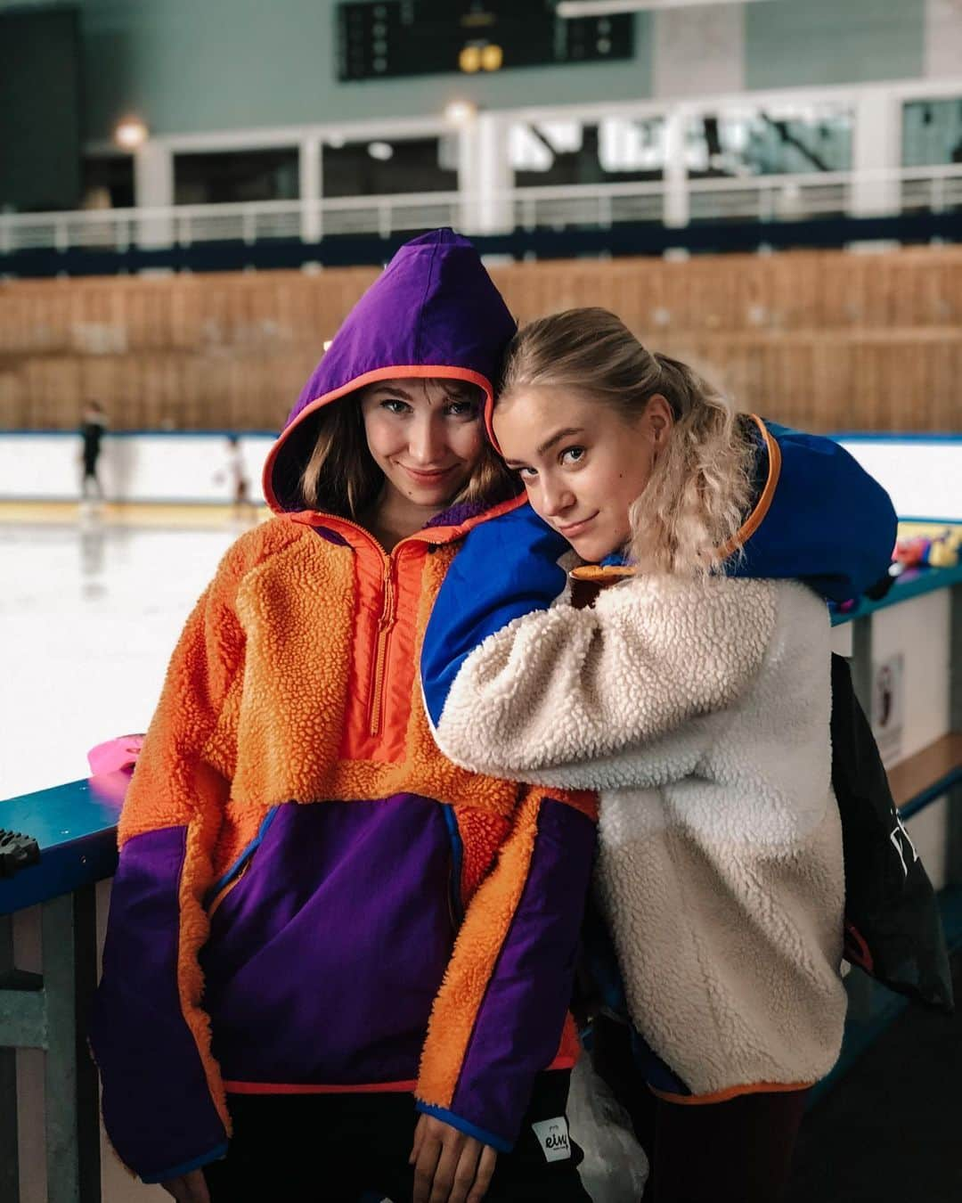 アンジェリーク・アバチキナのインスタグラム：「Девочки 💜🧡 Official sponsor : @adrientessonsk8  #Courchevel #peakicecamps」