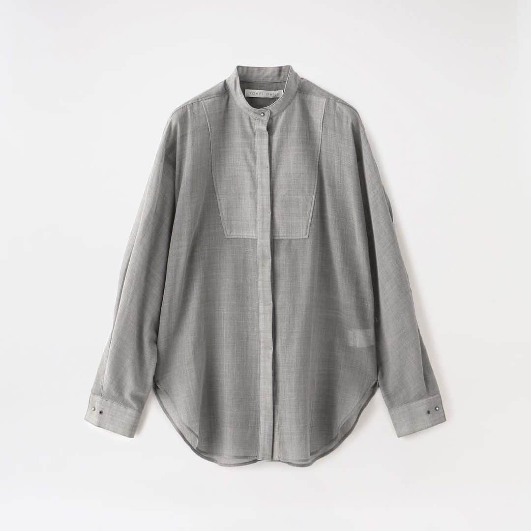 のインスタグラム：「. 『YOHEI OHNO』  YOHEI OHNO Fall 2020 collectionを7/23(木)より各店及びオンラインストアにて発売いたします。  アート、建築、工業デザインなどからインスパイアされた、アーティスティックで構築的なシルエット、ユーモアあふれるディテールへのアプローチに定評があり、 伝統的な洋服のルールに縛られない自由な発想から生まれるデザインが魅力の『YOHEI OHNO(ヨウヘイ オオノ)』。  20AWはマン・レイのオブジェやキルヒャーの世界図鑑、陰謀論、ミステリー、日常に感じるどこか不穏な気配などから着想を得て制作。カラーパレットは色を極力使わずに色味と質感にフォーカスされ、ナイロンやサテンの質感、ウールやコーデュロイの色味で全体的に冷たいムードに仕上げられたコレクションを提案します。  WOOL VOILE CLERIC SHIRT ￥35,000+tax  FLARE TROUSERS ￥38,000+tax  @yohei_ohno   #loveless  #yoheiohno #20aw #newcollection #newitem  #fashion #selectshop #trend﻿」