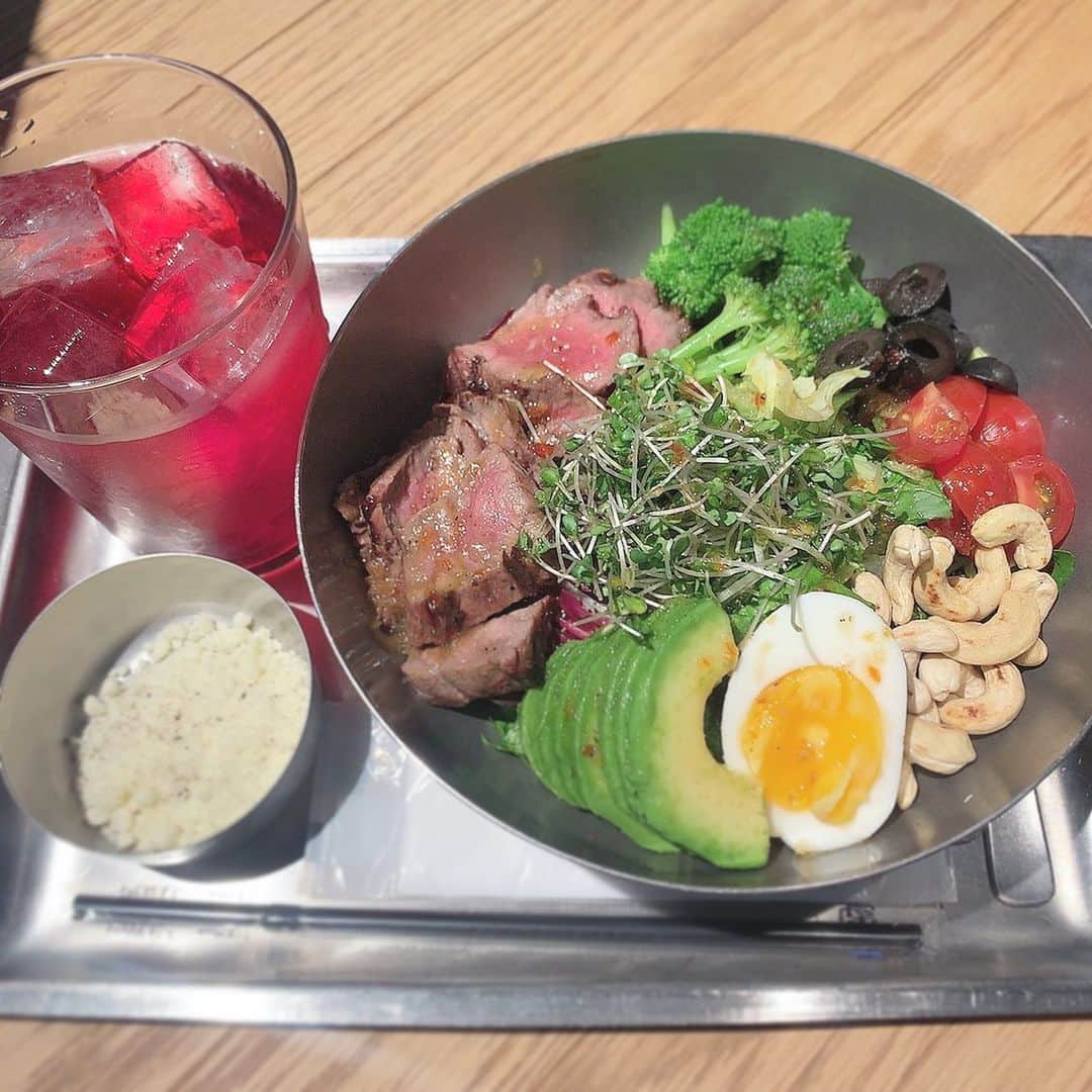 MAYUMIさんのインスタグラム写真 - (MAYUMIInstagram)「♥️ * #モルノダ3周年  おめでとうございます♡ * 私はいつも「Trainer menu No.21」 牛もも＋エッグ＋アボカド＋ブロッコリー を、注文しています( ¯•ω•¯ )🥗 * 一人でふらっと寄れて美味しいので、 ダイエッターの強い味方です。 いつもありがとうございます♡ * #molnoda #saladbowl」7月22日 18時12分 - mayumiii0305