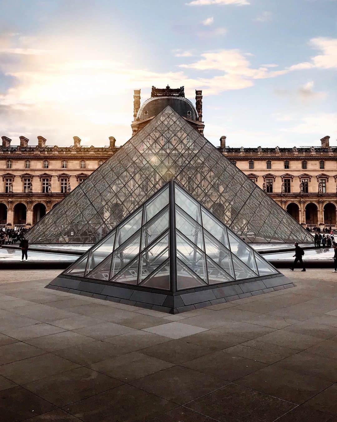 NICOLAS SIMOESのインスタグラム：「Strolling while Paris has no tourists 😍」