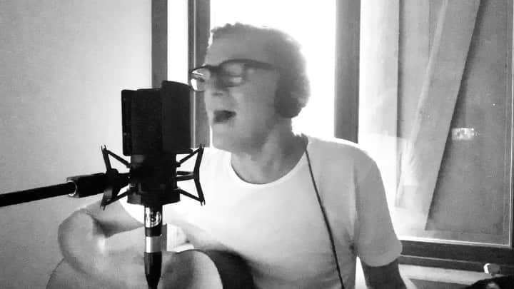 ブライアン・アダムスのインスタグラム：「Fearless. A song from the album “On A Day Like Today”. (To see full performance go to my YouTube channel). Another request from the fans, I’ve dug out the old TV tracks to sing live to, so the sound should be quite good. Everything is recorded and filmed on my iPhone. Hope you’re enjoying these films, it’s fun to do and more to come! 😀 #bryanadamsonadayliketoday #fearless  Fearless It's 3am - and i'm lying here next to you What cha gonna do? Will you tell a story - when he asks you where the hell you've been Or will you tell the truth?  well I ain't holdin back - i know where i stand I just want to be with you Ya gotta face the fact - baby i'm your man I've gotta get it through to you I'm fearless  You don't have to hide - you don't have to share half your life With some other guy Baby we're so strong - and it's been going on so long It's time to make it right Want you to spend the night  I ain't holdin back - i know where i stand I just want to be with you Ya gotta face the fact - baby i'm your man I've gotta get it through to you I'm fearless」