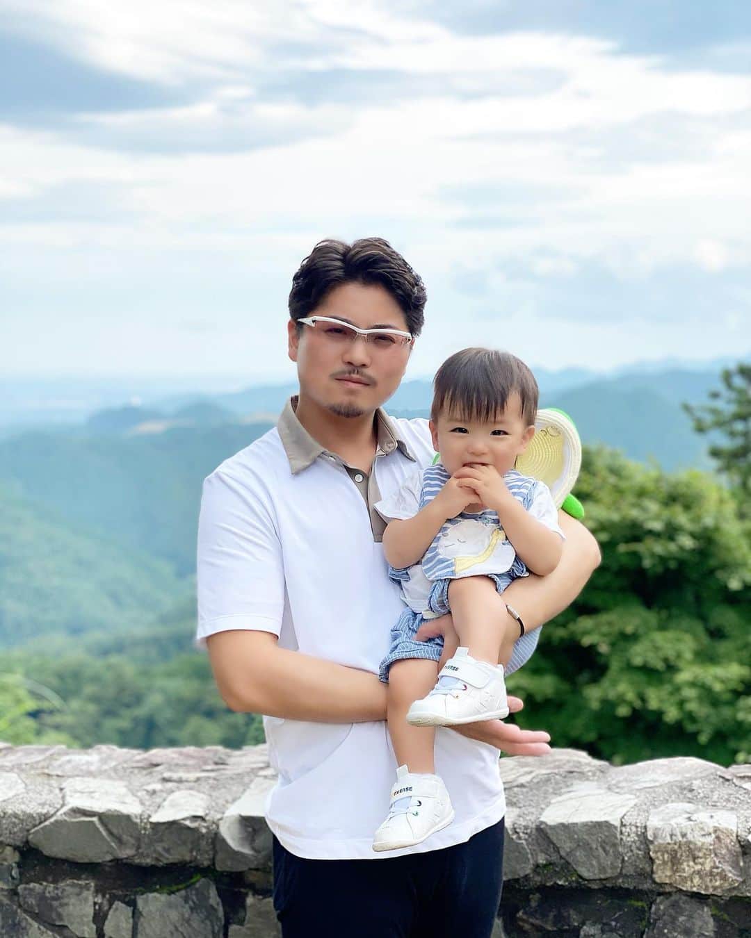 Momoeのインスタグラム：「. .  みよいつも玄関の音がすると パパ！！って思って 走って玄関に向かうけど たまーに郵便屋さんで あからさまに がっっっかりしてリビングに帰る🚶‍♂️ それを見るのがおもしろい🤣💕 . . #happy #家事 #育児 #family #家族 #boy #smile #男の子 #息子 #code #love #lucky #kids #子供 #thankyou #宝物 #ベビー #fashion #follow #心 #縁 #パパ #ママ #家族写真 #男の子ママ #赤ちゃん写真 #photo #子育て #1歳 #flower」
