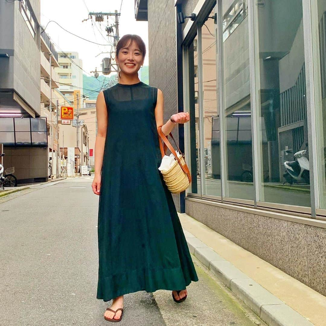 平川彩佳のインスタグラム：「. 今年は梅雨が長いですね。 東京もまだ梅雨ですが、 気候は日に日に 夏に近づいているなと感じます。 . 暑いのが苦手な私は、 今後より ワンピースとビーサンの 出番が増えそう。 . 因みにこのビーサンは 大学生の時からなので、 10年くらい履いてます。 よくこんなに長持ちするなと、 質の良さにびっくり。」