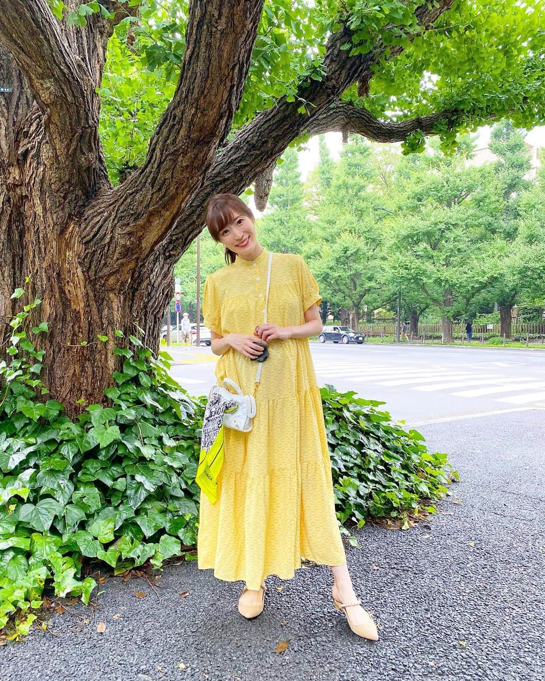 小林真由のインスタグラム：「夏に着たくなる黄色💛﻿ 妊婦さんでも着やすい形と素材で﻿お気に入り🌻✨﻿ ﻿ 子供がきいろと言ったり﻿ イエローと言ったり色々なので﻿ ごちゃごちゃにならないようにしなきゃと﻿日々探求中😂﻿ ﻿ one-piece: #unik  bag: #balenciga shoes: #tsurubymarikooikawa  ﻿ 　﻿ ﻿ #コーデ #ファッション #女の子ママ #ママライフ #マタニティ #マタニティライフ #妊婦 #妊婦コーデ #妊娠9ヶ月 #第二子妊娠中 #1歳 #女の子ベビー #ベビー#ユニック #バレンシアガ #ツルバイマリコオイカワ  最近画質が落ちる気がします😂」