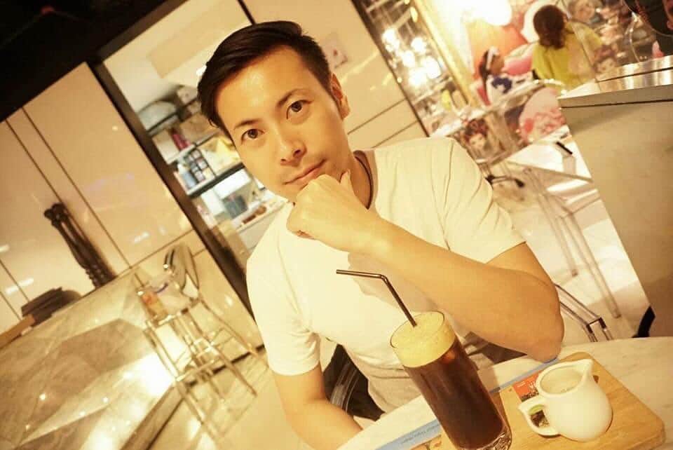 アキラ・コンチネンタル・フィーバーのインスタグラム：「Have a nice pippiiiiiiiii  #model  #iklan #コマーシャル　#cm #モデル　#ピッピー #cafe #カフェ」