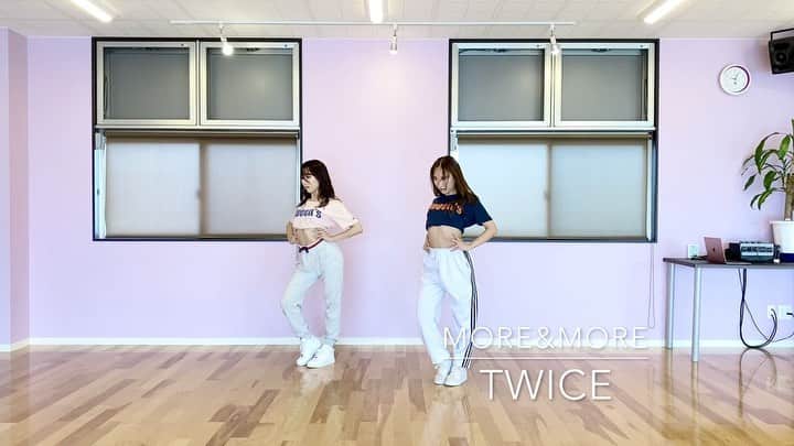 大野真昂のインスタグラム：「☺︎ ・ MORE&MORE / TWICE ・ おどってみました🕴🏻 多少違うとこもあるかもですが １年半ぶりくらいにダンスおどったので 是非みてください😂✨ （絶賛筋肉痛です…） ・ 続きはりこのYouTubeで💕 ・ #twice #moreandmore #完コピ #ダンス #韓国 #姉妹 #まこりこ」