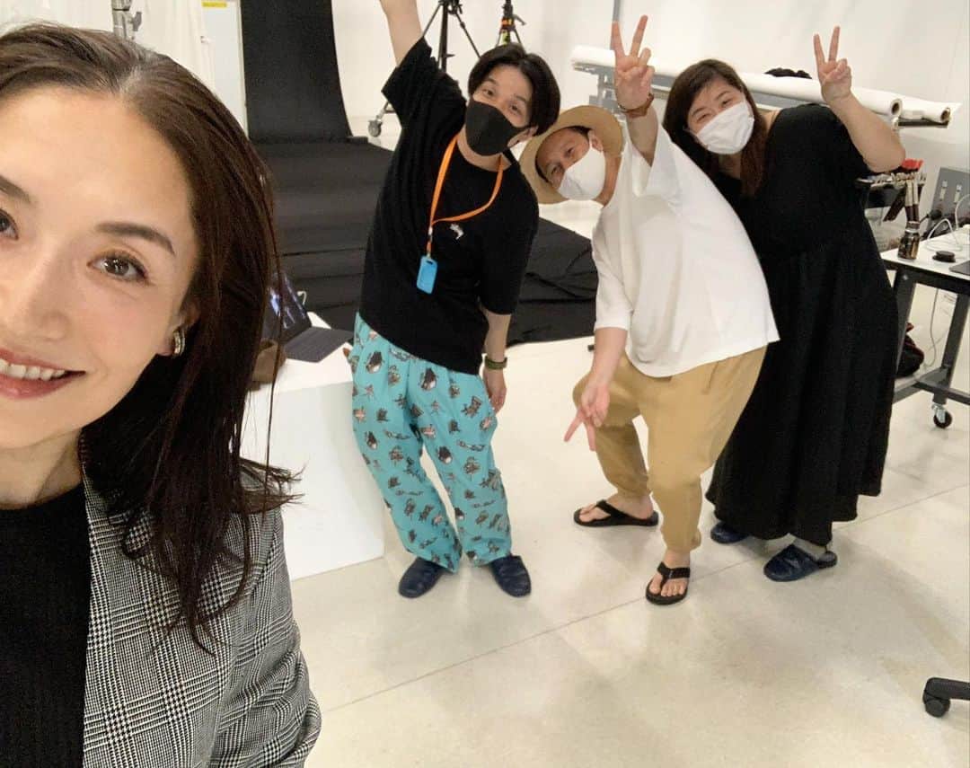 亀恭子のインスタグラム：「少し久しぶりに会えた、 いつメンスタッフ^ ^ お仕事ながらも、実にリラックス出来る現場です。  私がin cameraで撮ってるからですが、 私とみんながソーシャルディスタンス…  明日から連休、 夏休みスタートの方も多いですかね。 引き続き気を付けつつ、 気持ちは前向きに！ 皆さま楽しい休日を❤︎  #shooting #2020aw #magazine #いつメン #thankyou #summer #july」