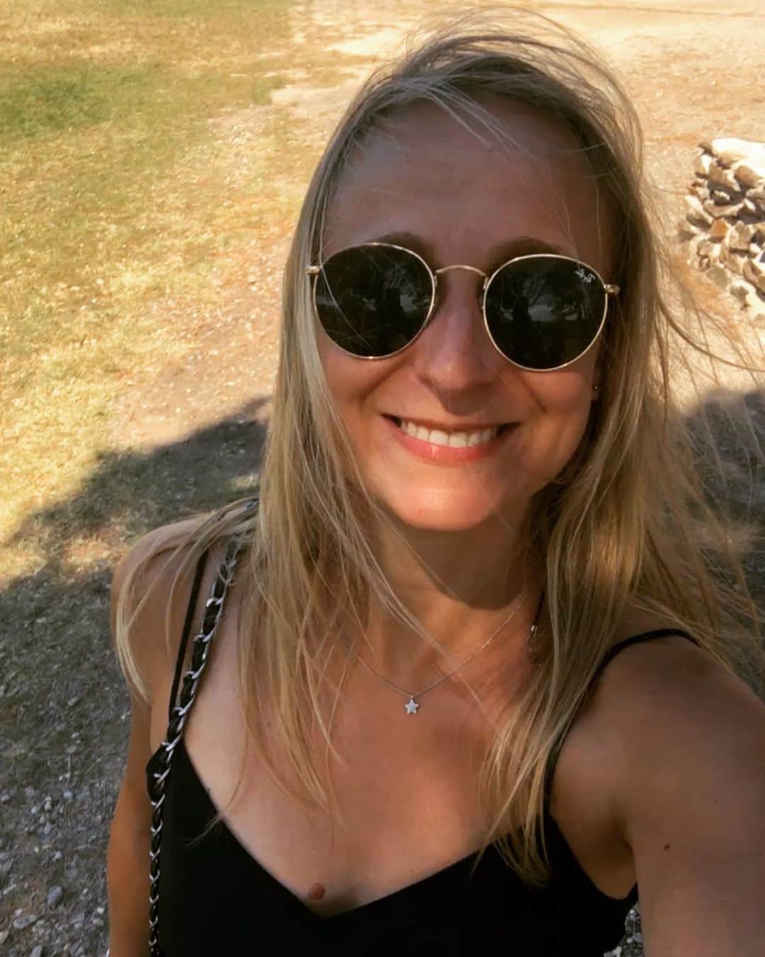 セレーナ・ピークのインスタグラム：「Greetings from France 🇫🇷🙋🏼‍♀️ #holiday #relaxing #happy #backtoworksoon」