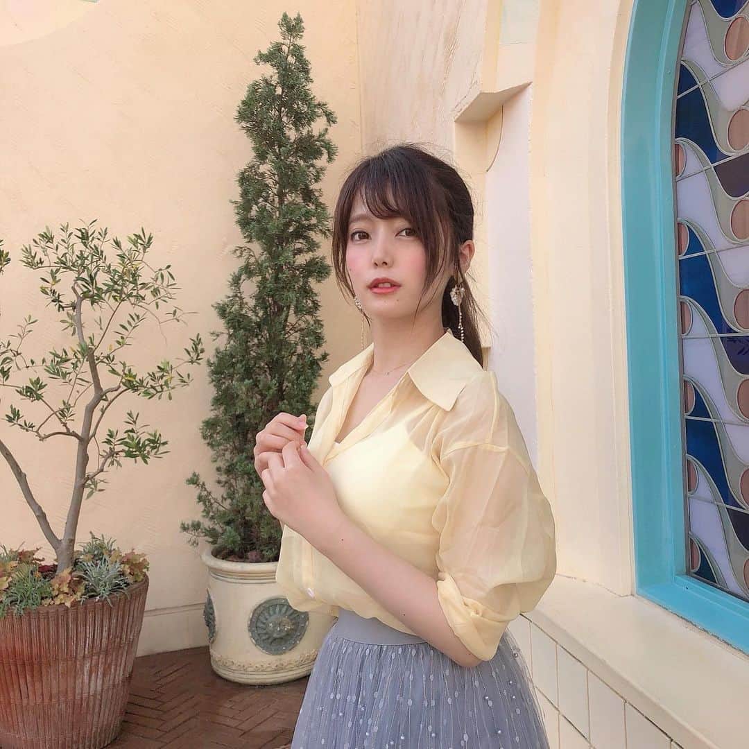 山田あかりさんのインスタグラム写真 - (山田あかりInstagram)「湿気で髪が手に負えなくなったらポニーテールで誤魔化す作戦🐣♥ この日の写真は結構前なんだけど下唇の内側に口内炎が出来てて痛くてうまく笑えてない時の😂笑  今日からスタバで桃の発売だねー🥺❤  家の近くにスタバがあるからテイクアウトしてきた🤤 桃が1番好きなんだなー(*´`)♡  本当は友達とスタバで一緒に飲んでのんびりしたいけど、いまは我慢だ( ；꒳​； )  シースルートップス、 スカート、インナー 全部私のセレクトショップの商品だよ🥰 ハイライトから飛んでね❤  イヤリング @areem.accessory   #シースルートップス #シースルーシャツ #インナー #パールスカート #レーススカート #ロングスカート #夏コーデ #ポニーテール #イヤリング #かわいいイヤリング #韓国ファッション #韓国トップス #プチプラ通販 #ファッション通販 #夏のセール #セール情報 #スタバ #大好き #きょコ #看護師 #ナース #看護学生さんと繋がりたい #ヘアアレンジ #湿気 #湿気対策」7月22日 18時36分 - akari030201
