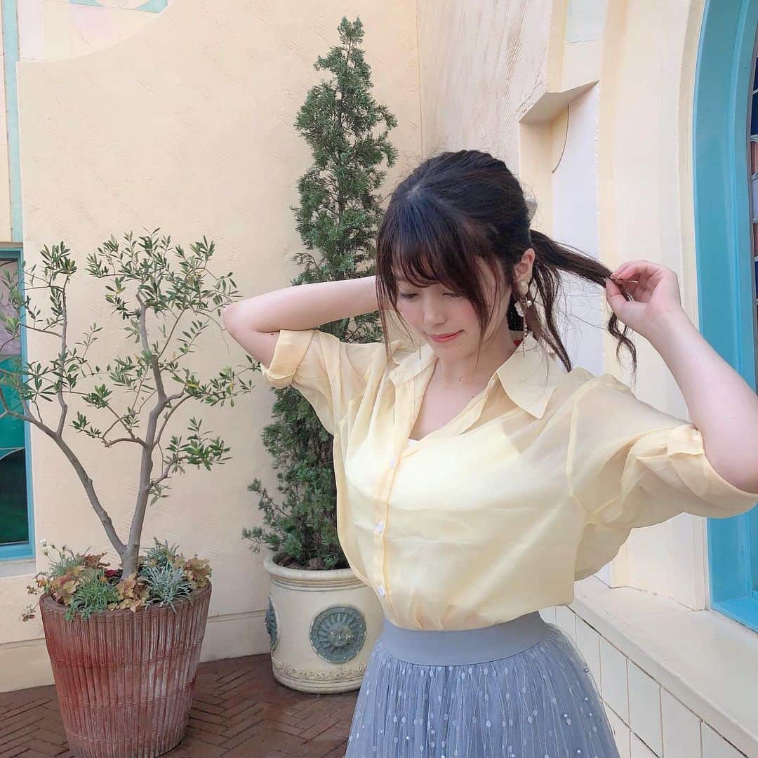 山田あかりさんのインスタグラム写真 - (山田あかりInstagram)「湿気で髪が手に負えなくなったらポニーテールで誤魔化す作戦🐣♥ この日の写真は結構前なんだけど下唇の内側に口内炎が出来てて痛くてうまく笑えてない時の😂笑  今日からスタバで桃の発売だねー🥺❤  家の近くにスタバがあるからテイクアウトしてきた🤤 桃が1番好きなんだなー(*´`)♡  本当は友達とスタバで一緒に飲んでのんびりしたいけど、いまは我慢だ( ；꒳​； )  シースルートップス、 スカート、インナー 全部私のセレクトショップの商品だよ🥰 ハイライトから飛んでね❤  イヤリング @areem.accessory   #シースルートップス #シースルーシャツ #インナー #パールスカート #レーススカート #ロングスカート #夏コーデ #ポニーテール #イヤリング #かわいいイヤリング #韓国ファッション #韓国トップス #プチプラ通販 #ファッション通販 #夏のセール #セール情報 #スタバ #大好き #きょコ #看護師 #ナース #看護学生さんと繋がりたい #ヘアアレンジ #湿気 #湿気対策」7月22日 18時36分 - akari030201