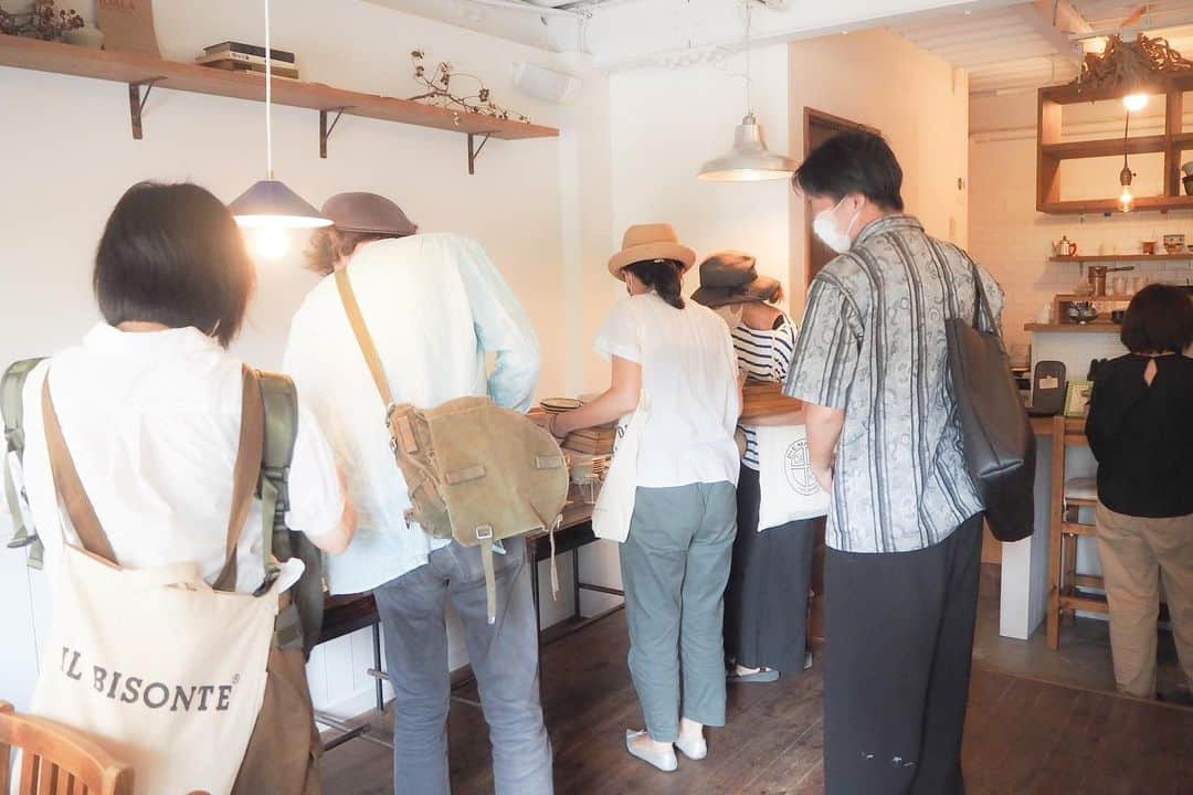 maruku. café のインスタグラム：「2020.7.22 wed﻿ ﻿ こんばんは。 maruku.cafeです。﻿ ﻿ 先日7/12(日)の﻿ 「maruku.cafe蚤の市」は﻿ おかげさまで大盛況で無事終了しました。﻿ ﻿ 当日は朝から行列ができるほど﻿ 本当にたくさんの方にお越し頂きました。﻿ ﻿ 最初で最後の大行列。﻿ 店主びっくりでした。。﻿ そして大感激が止まりませんでした。。﻿ ﻿ 約7年、一緒にお店を作ってくれた﻿ 愛着のある食器や雑貨を﻿ 大切なお客様が手に取ってお持ち帰り下さり﻿ お店がここからなくなっても﻿ それぞれのお家でまた愛用してもらえると思うと﻿ とても感慨深く、嬉しい気持ちです。﻿ ﻿ 最後までmaruku.cafeを愛して頂き﻿ 本当にありがとうございます！﻿ ﻿ ぜひぜひ、皆様お家マルクをお楽しみ下さいね＊。﻿ ﻿ また出張カフェやイベントの出店など﻿ お知らせがありましたらこちらから発信致します。﻿ ﻿ どうぞお楽しみに＊。﻿」