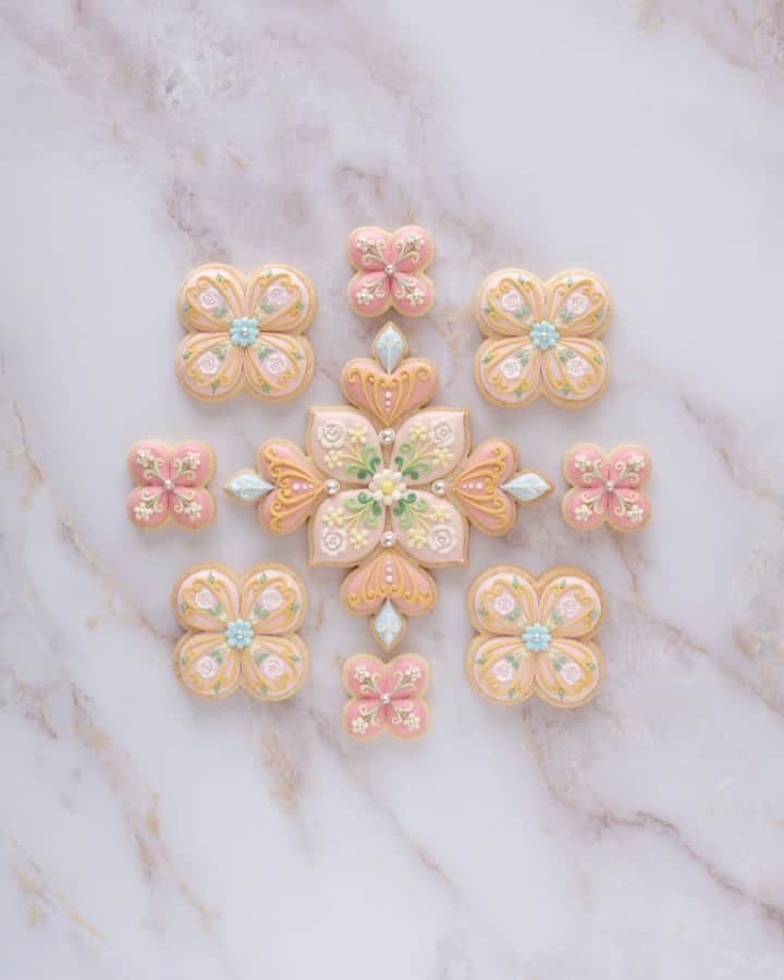 KUNIKAのインスタグラム：「Dance of cookies 🎡﻿♬♩ ﻿ #artofkunika」