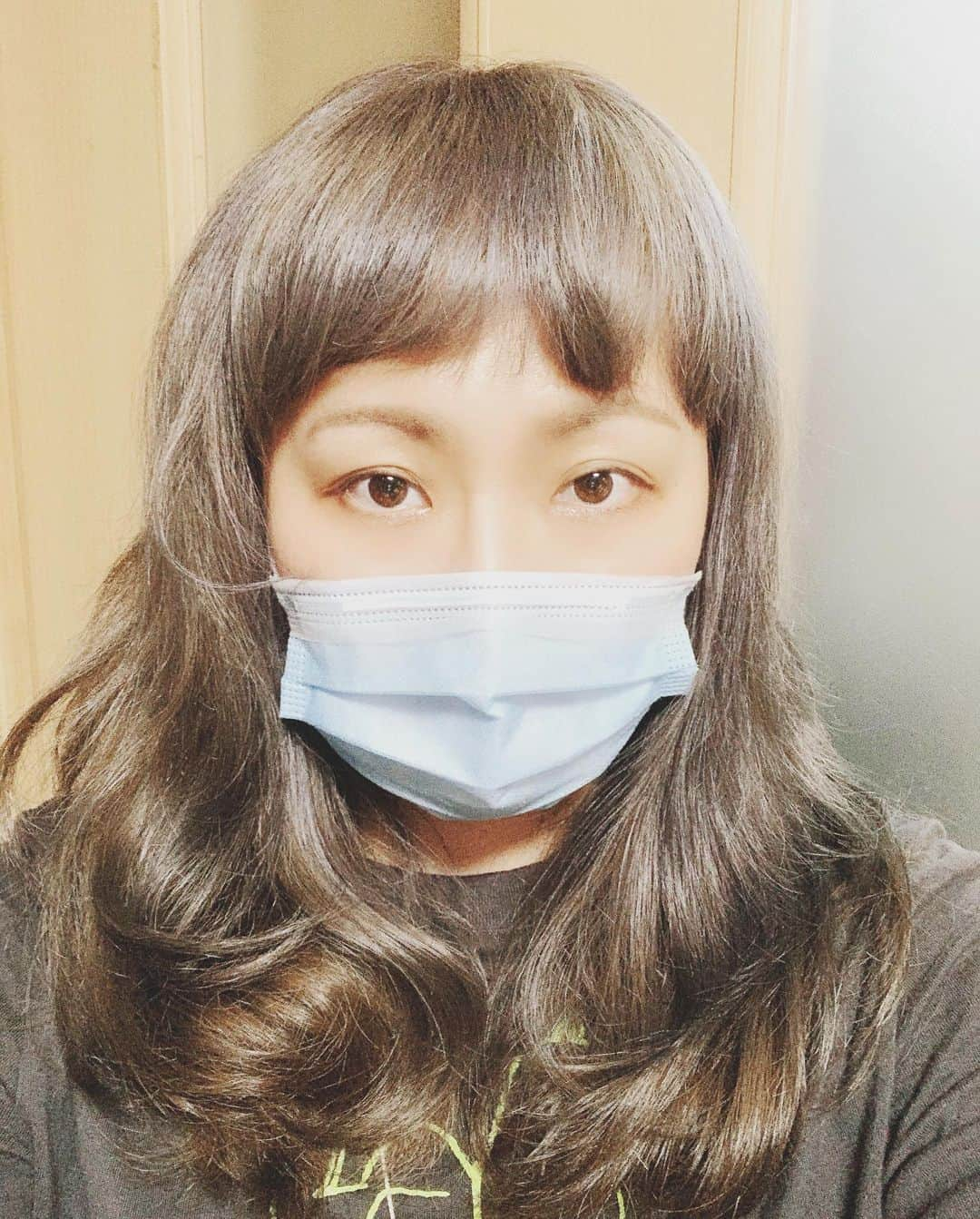 丸山桂里奈さんのインスタグラム写真 - (丸山桂里奈Instagram)「金→銀  たまにはね。色落ちしたら、もっと透けるらしい。またすぐ金髪にしますが、たまーのね🐈 猫だって黒髪にしたい、犬だって黒髪にしたい。そんな気持ちになりました🤟 明日も頑張ろう〜✊  #金から銀へ #銀から金へ #もちろん戻ります #たまーの遊び #金はやはり落ち着く #いつもどーり #高橋さんありがとう #zacc #居心地最高 #眠たいな #いい意味で #インスタバエ」7月22日 18時43分 - karinamaruyama