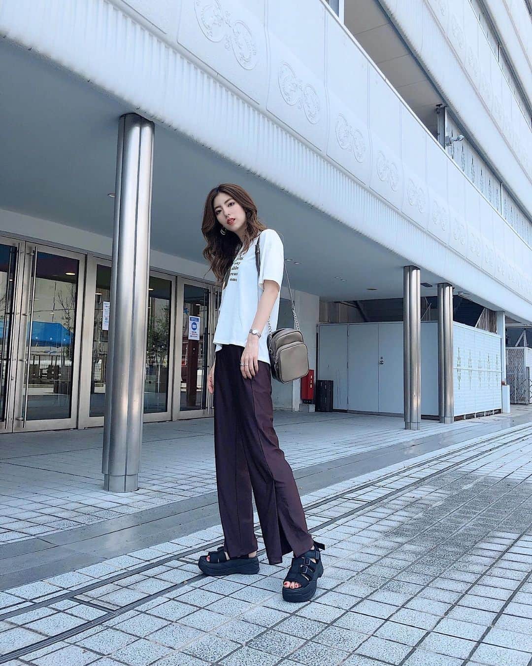 高村 楓のインスタグラム：「. . 久しぶりにラフ〜なコーデ🤍🤍 . 暑すぎて険しい顔が多かった（笑） . 出勤コーデはラフが多いから このパンツは重宝する🤣 . #MURUA#murua_by_staff#murua_snap#code#fashion #ムルーア#シャインストレートパンツ#Tシャツ#ラフコーデ#コーデ#ファッション」