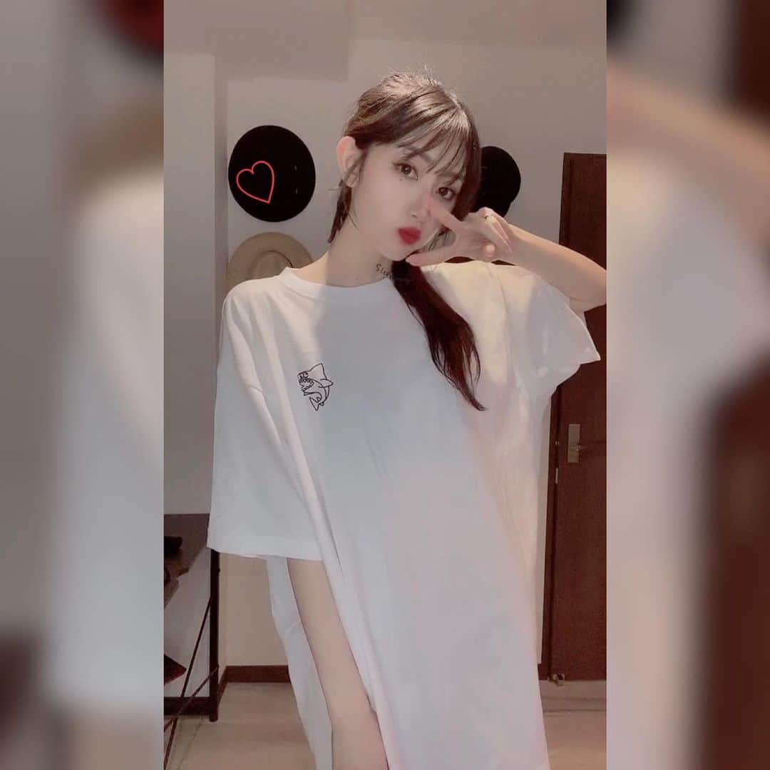 黒田瑞貴のインスタグラム：「オリジナルTシャツ作ってみました💕 大好きなサメだよ〜！ 私のラフを友達のゆうとが可愛くしてくれました😳🙏🏻  ✒️ @chottokakuhito   良かったらショップ見てねー！ ハイライトから飛べるよー！  https://suzuri.jp/963games  #suzuri #Tシャツ　#fashion #オリジナルtシャツ #ootd #ビッグシルエット」