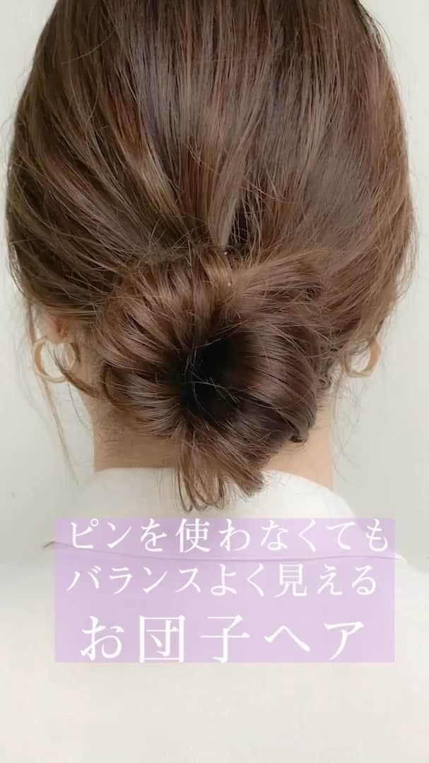 渡辺義明のインスタグラム：「今回は 髪の毛が湿気で広がってても、濡れててもOK🙆‍♂️ピンを使わないお団子ヘアを ご紹介します✨  ￼  【使ったもの】 Babyhairoil タングルティーザー PUバンド3本 スウィングムーブヴェール  ✔️プロセス  オイルを沢山つける  ブラシでしっかりと梳かす  全ての髪を 後頭部より少し上で まとめてゴムで結ぶ  表面を少しボリュームを出す  毛先の半分くらいの所で ゴムで結ぶ  真ん中に空洞を空けて  くるりんぱする  表側、裏側を 4箇所ほぐす  ゴムを下に少しズラして  根元に巻きつけていく  毛先までしっかりと巻きつけてから  ゴムで挟む  スプレーを全体につけて 細かい毛羽立ちを 無くして  バランスを整えたら完成です💪✨」