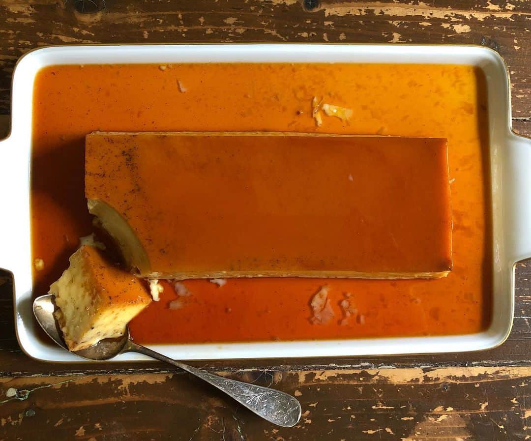 日登美さんのインスタグラム写真 - (日登美Instagram)「Ocean of Caramel 🍮💕  カラメルは多めでプリンを泳がせたい。 型はパウンド型で取り出しやすく。 本日のおやつ🍮  #pudding #homemade #caramel #organic #food #berlin #hitomisküche #本日のおやつ #プリン #焼きプリン #カラメルソース #オーガニック #甜菜糖 #ベルリン #料理 #ドイツ暮らし #ママライフ」7月22日 18時51分 - hitomihigashi_b