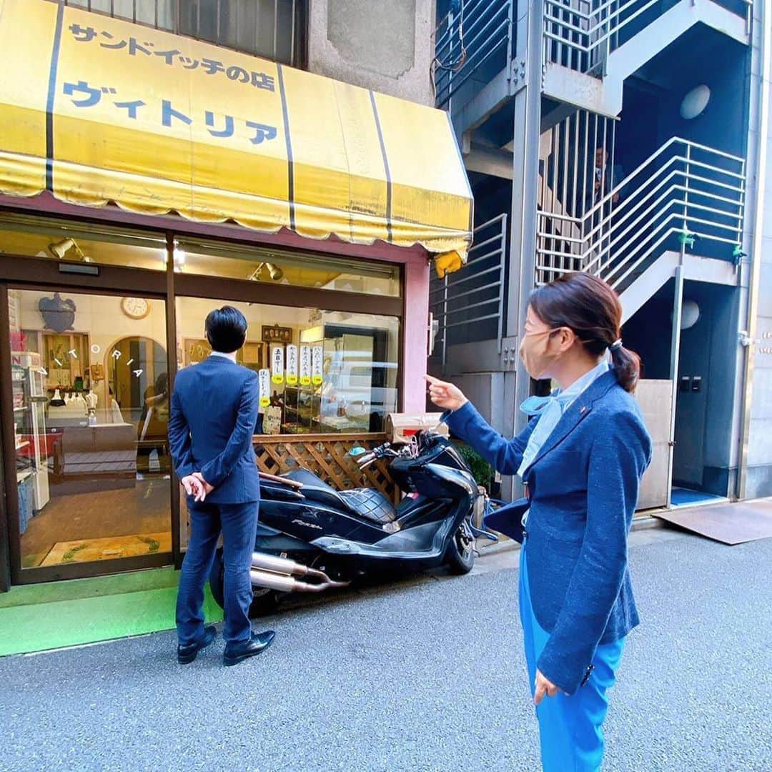 羽田美智子さんのインスタグラム写真 - (羽田美智子Instagram)「今夜は『特捜9』最終回です！ついに班長の謎が解き明かされます！  この日、東京八丁堀にロケでお邪魔した私達。 江戸の風情が残る素敵な町で人情も健在。おばあちゃんが一人で切り盛りしてるパン屋さんに目が釘付けに‼️ 『ヴィトリア』ヴィクトリアではなさそうだけど、その意味は謎。 なんといっても値段設定が安すぎる‼️きっと何十年も値段を変えてないんですよね、、、。 今日はこれにてお店を閉めてもいいように、私達全て買わせていただきました。おばあちゃんに喜んでいただけました。  八丁堀、いい町‼️ 久しぶりのロケです。 スタッフ&キャストもどこかウキウキしてました😊  #特捜9」7月22日 18時51分 - michikohada