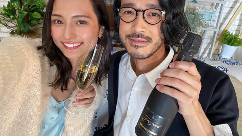 山賀琴子さんのインスタグラム写真 - (山賀琴子Instagram)「今日から公開された﻿ サントリーが輸入販売するスパークリングワイン「フレシネ」のWEBCMに出演しています！﻿ ﻿ ミュージシャンの大橋トリオさんと﻿ ご一緒させていただいたのですが﻿ 私にとって初めてのカップル役で緊張しました😳﻿ ﻿ 日常の中の幸せを描いた素敵なWEBCMになっているので﻿ 是非チェックしてみてください☺️💕﻿ ﻿  https://mdpr.jp/special/freixenet﻿」7月22日 18時53分 - kotokoyamaga