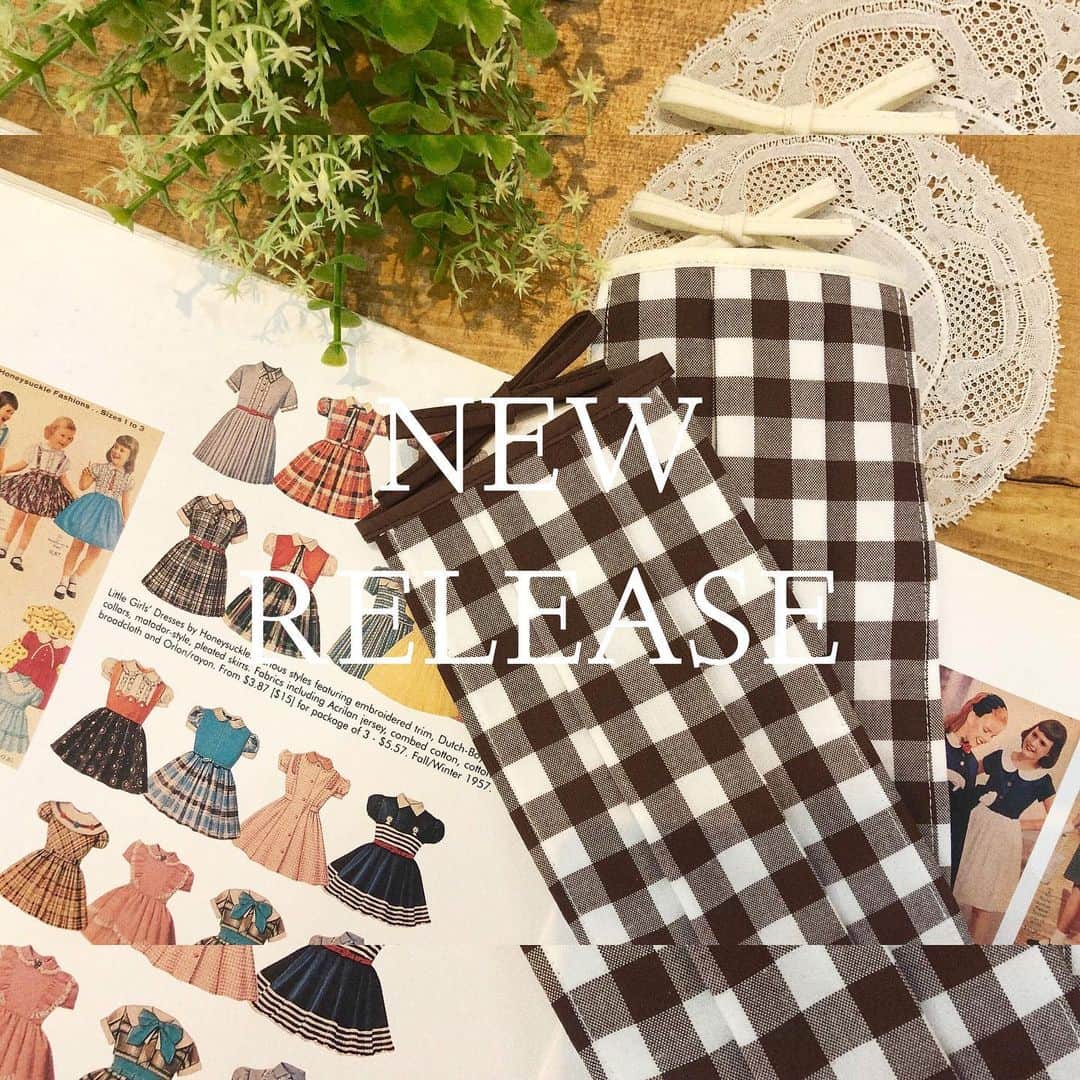 NUTTY Vintage&Collectibleのインスタグラム：「💐NEW DESIGN RELEASE💐  NUTTYオリジナルECOバッグ 🥖Bagguet bag🥖の共布を使用した 大人気のマスクカバーを入荷いたしました🌼  ===================== NUTTY original mask cover chocolat gingham check / green stripe ¥800+tax =====================  バッグとセットでマスクをつけるスタイル、なんてお洒落なの♡…とウキウキする仕上がりで、他にはないファッションをお楽しみいただけます＊  ▷三枚仕立てのダブルガーゼ仕様 ▷調節自由なリボンストラップ ▷お洗濯可能、繰り返し使用できる  本日よりONLINE STOREでもお買い求めいただけます📮 まだまだマスクが必要な毎日🌬 送料無料のお得な機会にBaguette bagと一緒にゲット♡ しませんか？🌿🌿」
