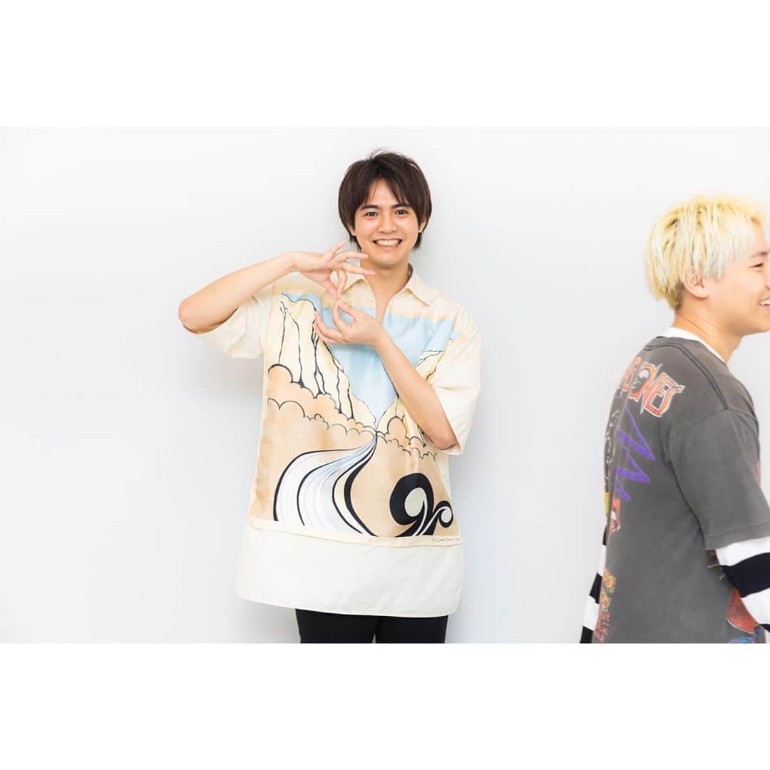 GENERATIONS高校TVのインスタグラム：「涼太に見切れシリーズ🐶♡ . 正解は 見切れ隼と見切れメンディーでした🐷🥔 3枚目は…龍友再来🤣 . 公式Twitter @gene_kou で検索🔍 ........................................................... #ABEMA #ジェネ高 #GENE高 #GENERATIONSfromEXILETRIBE #GENERATIONS #GENE #ジェネレーションズ #ジェネ #ジェネ犬 #小森隼 #白濱亜嵐 #数原龍友 #中務裕太 #片寄涼太 #佐野玲於 #関口メンディー #隼 #亜嵐 #龍友 #裕太 #涼太 #玲於 #メンディー」