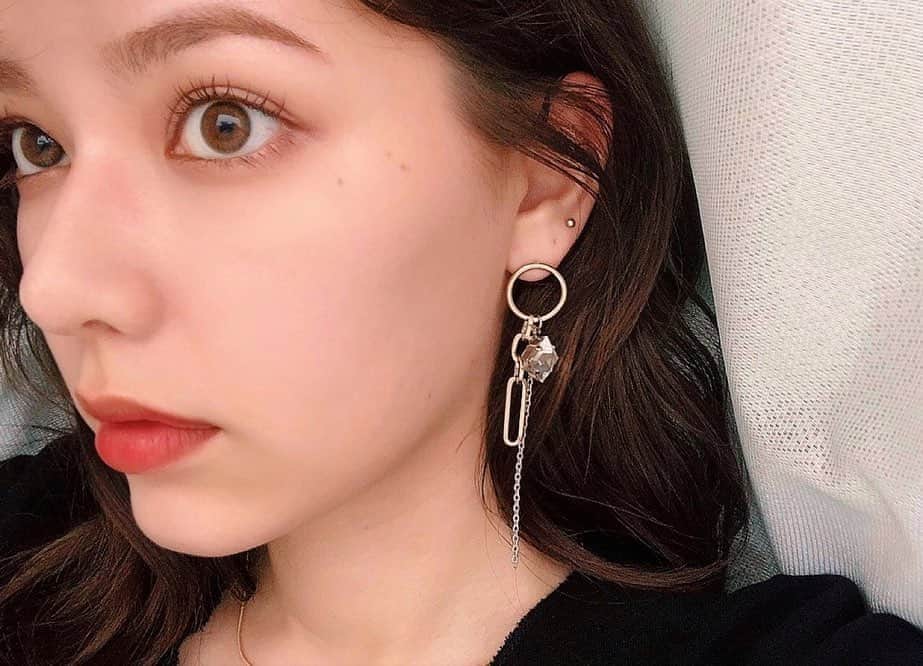 ViVi girlのインスタグラム：「ViVigirlのソフィアです🌻 . 私が「夏買ったもの」は @justineclenquet のピアスとブレスレットです💎 最近ゴールドとシルバーをmixしてつけるのが 好きなので一目惚れしました♡ . #ViVigirl #ViVigirl_official #ViVigirlspick #ViVigirlspick_夏買ったもの」