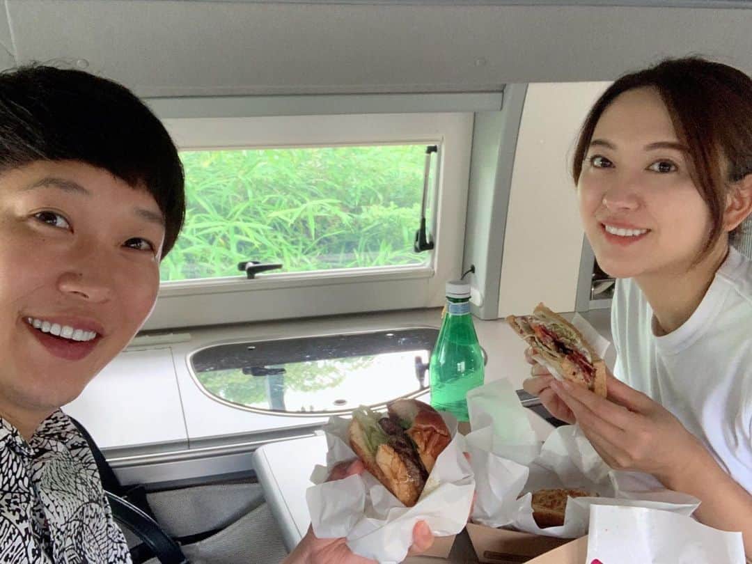 金子貴俊のインスタグラム：「お仕事前に妻とランチデートは テイクアウトでお決まりのキャンピングカーランチ！ こう言う時間がとっても大事。」
