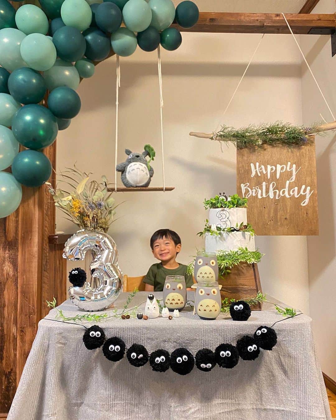 rats1316のインスタグラム：「・ 2020.7.22  HAPPY  BIRTHDAY   今日で3歳になった侑波。 ひょうきんで表情豊かでよく笑わせてくれる👦🏻💫  成長した姿をみたい気持ち半分 このまま大きくならないでいて欲しい気持ち半分。  素敵な1年にしようね🥳 ・ ・ ・ 動画の侑波のキラキラした顔と最後の方で侑波がぽろっとこぼした言葉に母さんは心の中でガッツポーズしましたよ💪🏼 ・ ・ ・ #0722#happybirthday#となりのトトロ#トトロ#こどものいる暮らし#札幌ママ#北海道ママ#ママライフ」