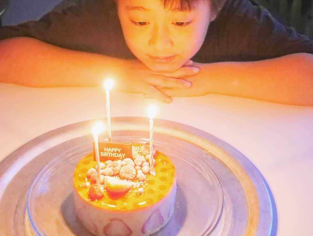 田中亜希子さんのインスタグラム写真 - (田中亜希子Instagram)「お兄ちゃん 10歳おめでとう‼︎‼︎🎂  ポジティブ思考の私が驚くほどのポジティブさがあり、励まされることもあったりと、成長が今までとは違う感覚でびっくりします。 人の役に立ち、人を幸せにできる、心も身体も大きくたくましさのある優しい人に育って欲しいと願います。  10歳も君らしくポジティブに楽しんで！  毎年大好物のメロン🍈でお祝い🥂 食べ頃で柔らかく、くり抜くのが難しかったです😅 バスケット型にしてプレゼント風に♡ 誕生日ご飯食べたいものを聞いたら モスバーガー(てりやき)🍔笑 普段食べられないスペシャルな食べ物らしい。自分の小さい頃を思い出すと、確かに普段食べない物が食べたくなる気持ちは、わからないでもない‼︎ 彼の気持ち尊重で家族みんなモスバーガーのテイクアウトでお祝いしました＾＾  #HPB#happybirthday #誕生日#息子誕生日#10歳誕生日 #10歳#小学生 #息子#手作りスイーツ#おうち時間 #おうちスイーツ#誕生日ケーキ#バースデー#バースデーケーキ#長男」7月22日 19時07分 - akiico