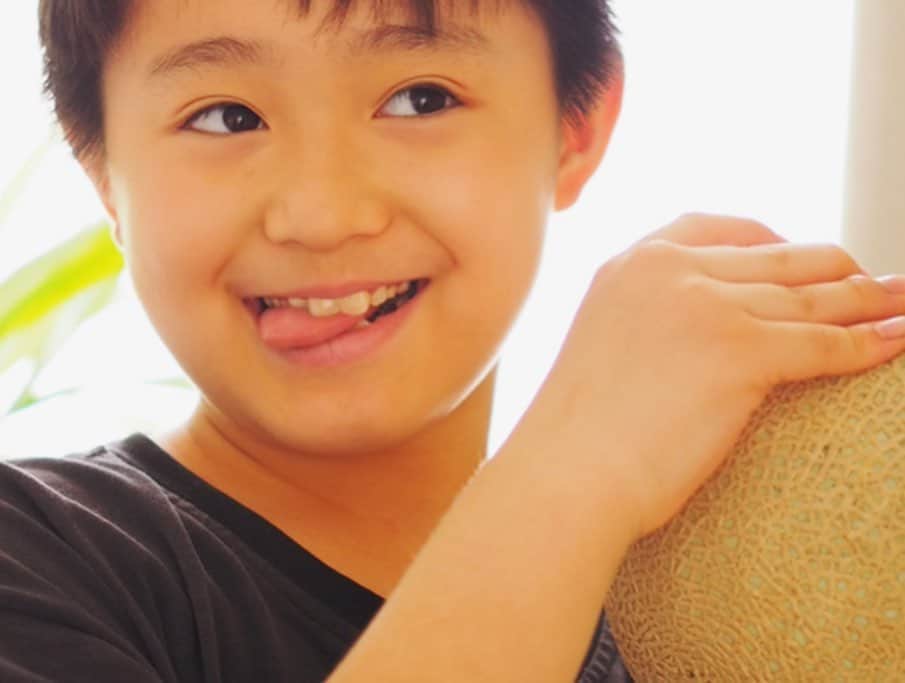 田中亜希子さんのインスタグラム写真 - (田中亜希子Instagram)「お兄ちゃん 10歳おめでとう‼︎‼︎🎂  ポジティブ思考の私が驚くほどのポジティブさがあり、励まされることもあったりと、成長が今までとは違う感覚でびっくりします。 人の役に立ち、人を幸せにできる、心も身体も大きくたくましさのある優しい人に育って欲しいと願います。  10歳も君らしくポジティブに楽しんで！  毎年大好物のメロン🍈でお祝い🥂 食べ頃で柔らかく、くり抜くのが難しかったです😅 バスケット型にしてプレゼント風に♡ 誕生日ご飯食べたいものを聞いたら モスバーガー(てりやき)🍔笑 普段食べられないスペシャルな食べ物らしい。自分の小さい頃を思い出すと、確かに普段食べない物が食べたくなる気持ちは、わからないでもない‼︎ 彼の気持ち尊重で家族みんなモスバーガーのテイクアウトでお祝いしました＾＾  #HPB#happybirthday #誕生日#息子誕生日#10歳誕生日 #10歳#小学生 #息子#手作りスイーツ#おうち時間 #おうちスイーツ#誕生日ケーキ#バースデー#バースデーケーキ#長男」7月22日 19時07分 - akiico