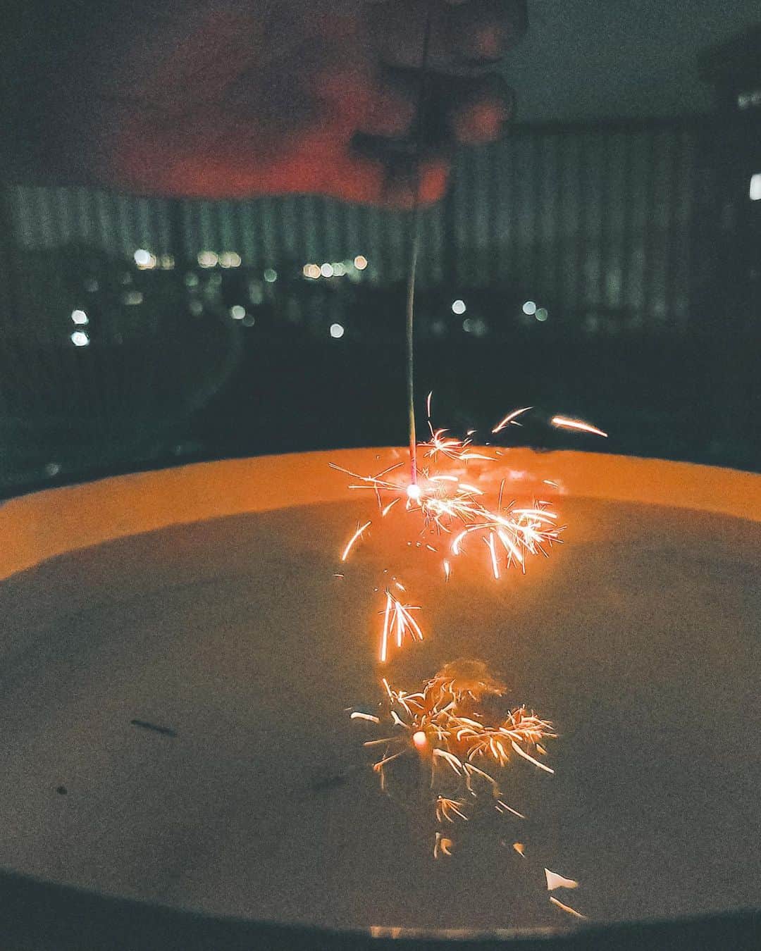 haru wagnusのインスタグラム：「『初夏の夜と線香花火』 ㅤㅤㅤㅤㅤㅤㅤㅤㅤㅤㅤㅤㅤ ㅤㅤㅤㅤㅤㅤㅤㅤㅤㅤㅤㅤㅤ 線香花火の光はまるで人の命の灯火のよう。静かに火が付き、灯りが生まれ、強く閃光を放ち、最後は静かに落ちる。街の灯りが見える屋上で、バケツの水面に反射する線香花火は、そんな自分の人生の鏡のように思い、少し寂しく思った。 ㅤㅤㅤㅤㅤㅤㅤㅤㅤㅤㅤㅤㅤ 同じくGalaxyアンバサダーの　@yohei_sawamura も初夏の夜イメージで撮影していますので、見てね🎐 ㅤㅤㅤㅤㅤㅤㅤㅤㅤㅤㅤㅤㅤ ㅤㅤㅤㅤㅤㅤㅤㅤㅤㅤㅤㅤㅤ #Galaxyで撮る初夏の夜 #GalaxyS20 #TeamGalaxy #WithGalaxy #Ambassador」