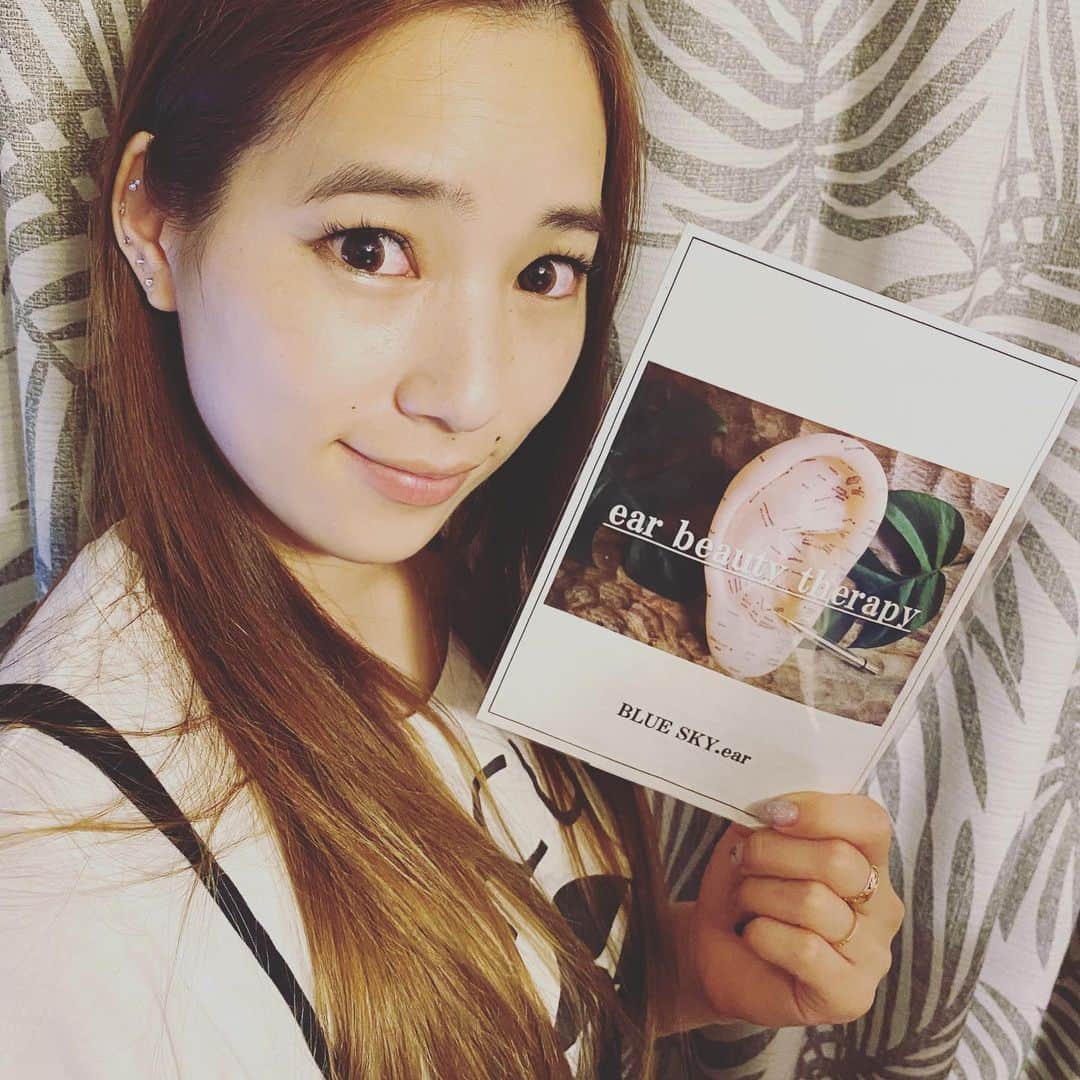 吉田愛李のインスタグラム：「昨日　#イヤービューティセラピー を体験してきました😄 安眠効果もあるみたいで久しぶりにぐっすり😴 リフトアップや冷え性にも効果があるみたいで期待💕  @blue.sky.ear.0707  @raion.experience  ありがとうございました⭐️  #イヤービューティセラピー　#耳つぼ　#ジュエリー　#キラキラ　#リフトアップ　#冷え性　#新陳代謝　#安眠効果　#自律神経　#リフレッシュ　#デトックス　#ヨガ」