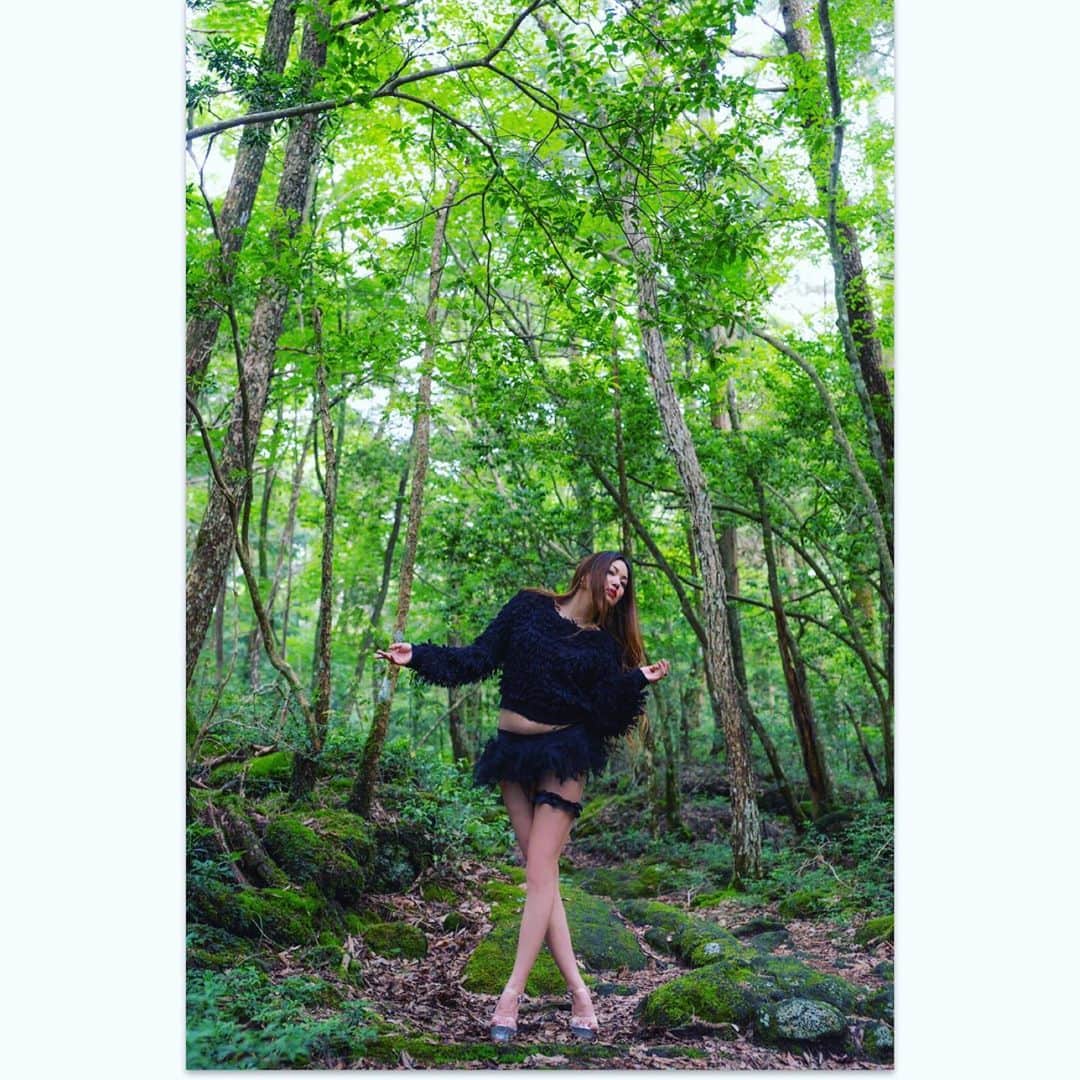 のインスタグラム：「X.﻿ ﻿ ﻿ ﻿ Photoshoot by @cutie_style_bg ﻿ ﻿ .﻿ ﻿ ﻿ #X #Y #xy #atoz #大自然 #樹海 #japanesedancer #dancer #choreographer #naturalart #life #photo #photoshoot #moment #モデル #写真好きな人と繋がりたい #撮影#被写体モデル #photoart #dia #black #negro﻿ ﻿ 🌳✨」