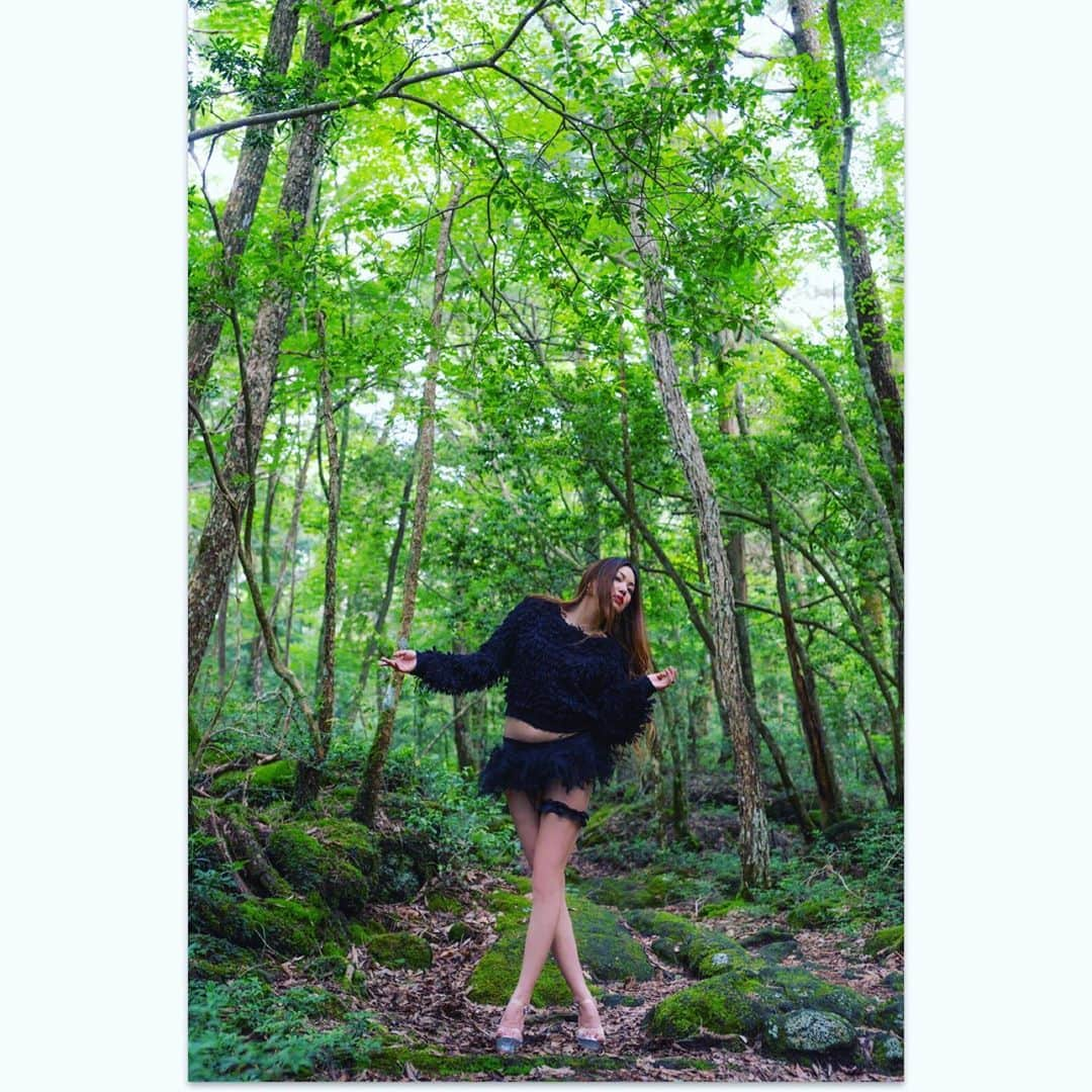 Dance MANAさんのインスタグラム写真 - (Dance MANAInstagram)「X.﻿ ﻿ ﻿ ﻿ Photoshoot by @cutie_style_bg ﻿ ﻿ .﻿ ﻿ ﻿ #X #Y #xy #atoz #大自然 #樹海 #japanesedancer #dancer #choreographer #naturalart #life #photo #photoshoot #moment #モデル #写真好きな人と繋がりたい #撮影#被写体モデル #photoart #dia #black #negro﻿ ﻿ 🌳✨」7月22日 19時11分 - dancer_mana