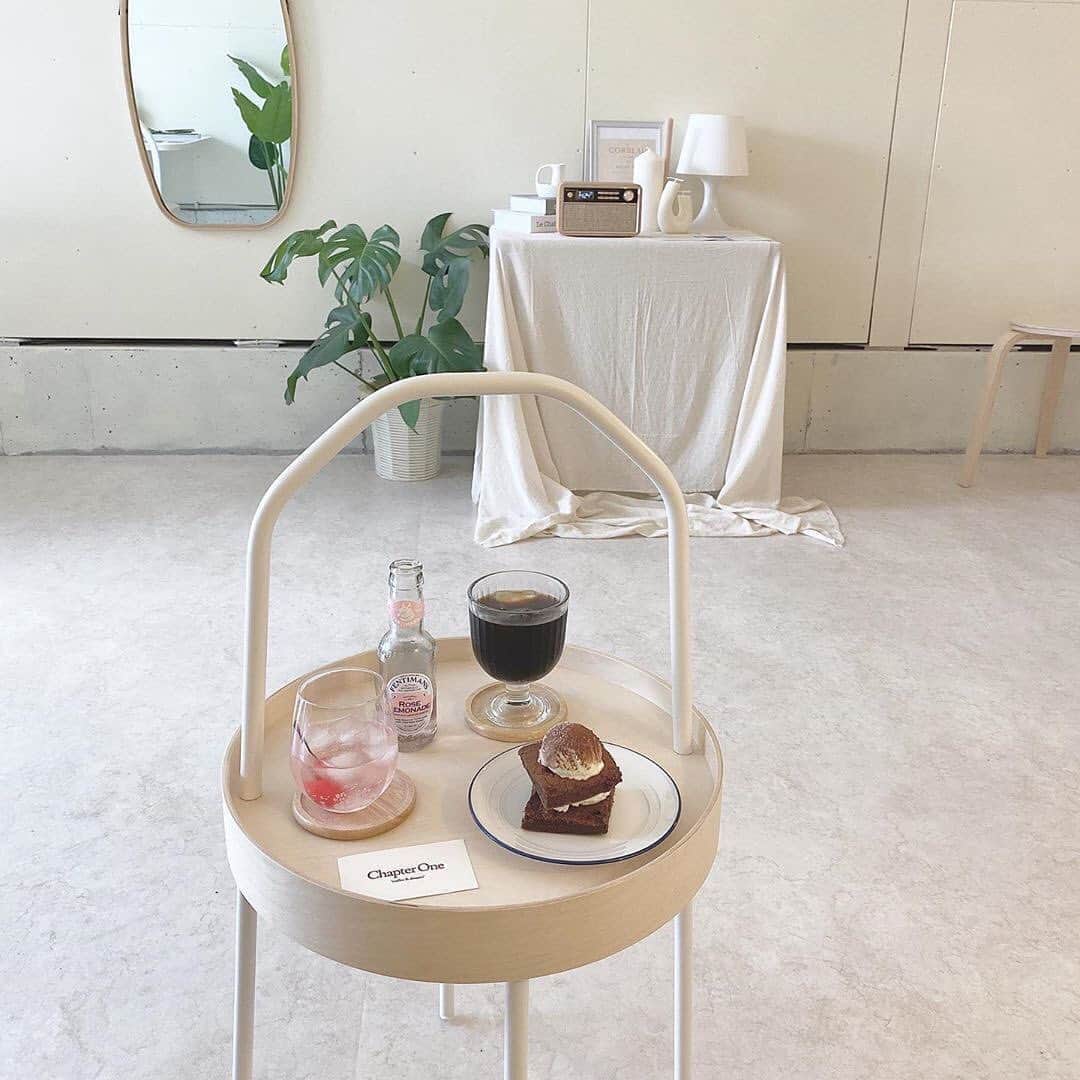 のインスタグラム：「オープン直後から大人気の韓国風カフェ♡﻿ ﻿ ﻿ 滋賀県・大津市にある「Chapter One（チャプターワン）」は、ビルの1階にこじんまりとオープンした隠れ家的韓国風カフェ。﻿ ﻿ ﻿ 白を基調とした店内は、淡い色味の韓国風の家具が並んでいるおしゃれで映えな空間♡﻿ ﻿ ﻿ 近くには湖岸もありドリンクやスコーンなどテイクアウトして、お散歩のお供にするのがおすすめですよ♪﻿ ﻿ ﻿ ぜひ行きたいところリストに追加してみてはいかが？﻿ ﻿ ﻿ 【Chapter One】﻿ 住所：滋賀県大津市馬場2-3-5 1F﻿ TEL：077-524-7742﻿ 営業時間：11:30～19:00（LO. 18:30）﻿ 定休日：月曜日﻿ ﻿ ﻿ photo by﻿ @sweetpea__saki﻿ @___shii_92_﻿ @1998.06.16﻿ @__cha46_mm﻿ @i_am_pn﻿ @hii_pouty﻿ ﻿ ﻿ #isuta #イスタ #isutapic﻿ #isutacafe #カフェ巡り #おしゃれカフェ ﻿ #チャプターワン #chapterone #滋賀カフェ ﻿ #滋賀カフェ巡り #カフェスタグラム #京都カフェ ﻿ #京都カフェ巡り #cafestagram #カフェ ﻿ #カフェ好き #韓国風カフェ #滋賀グルメ﻿ #お洒落な人と繋がりたい  #カフェ好きな人と繋がりたい」
