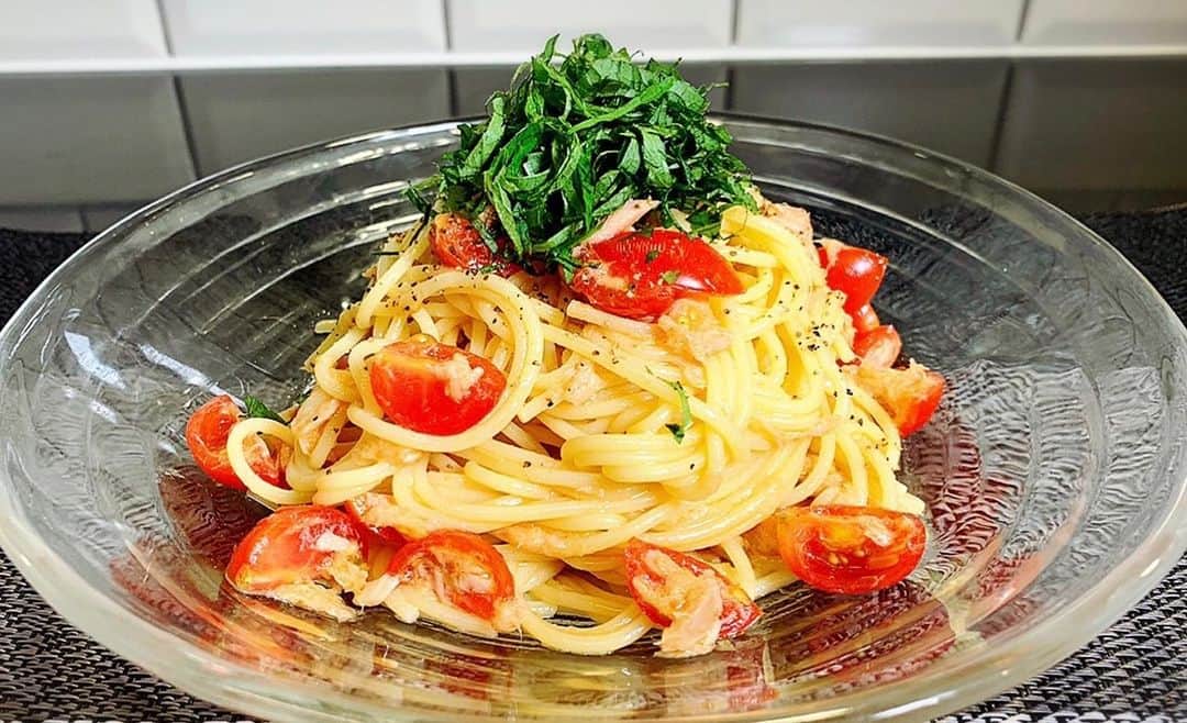 川島章良のインスタグラム：「. . .  今回作ったのは『トマトとツナの冷製パスタ』です。  蒸し蒸ししてますねー。  暑い日には冷製はどうですか？  ぱっぱぱとつくれちゃいますよ。  そうめんとパスタあれば無敵ですね。あとだしパックですね。  やはりだしパック料理研究家としてはだしですね  材料 しそ　　　4枚 パスタ　100g プチトマト 6個 シーチキン　1缶 にんにくチューブ　小さじ1 昆布茶　　小さじ1 オリーブオイル　大さじ1  作り方はYouTubeのかわだしクッキングをみてください  #かわだしクッキング  #だし #パスタ #冷製パスタ #ツナとトマト」