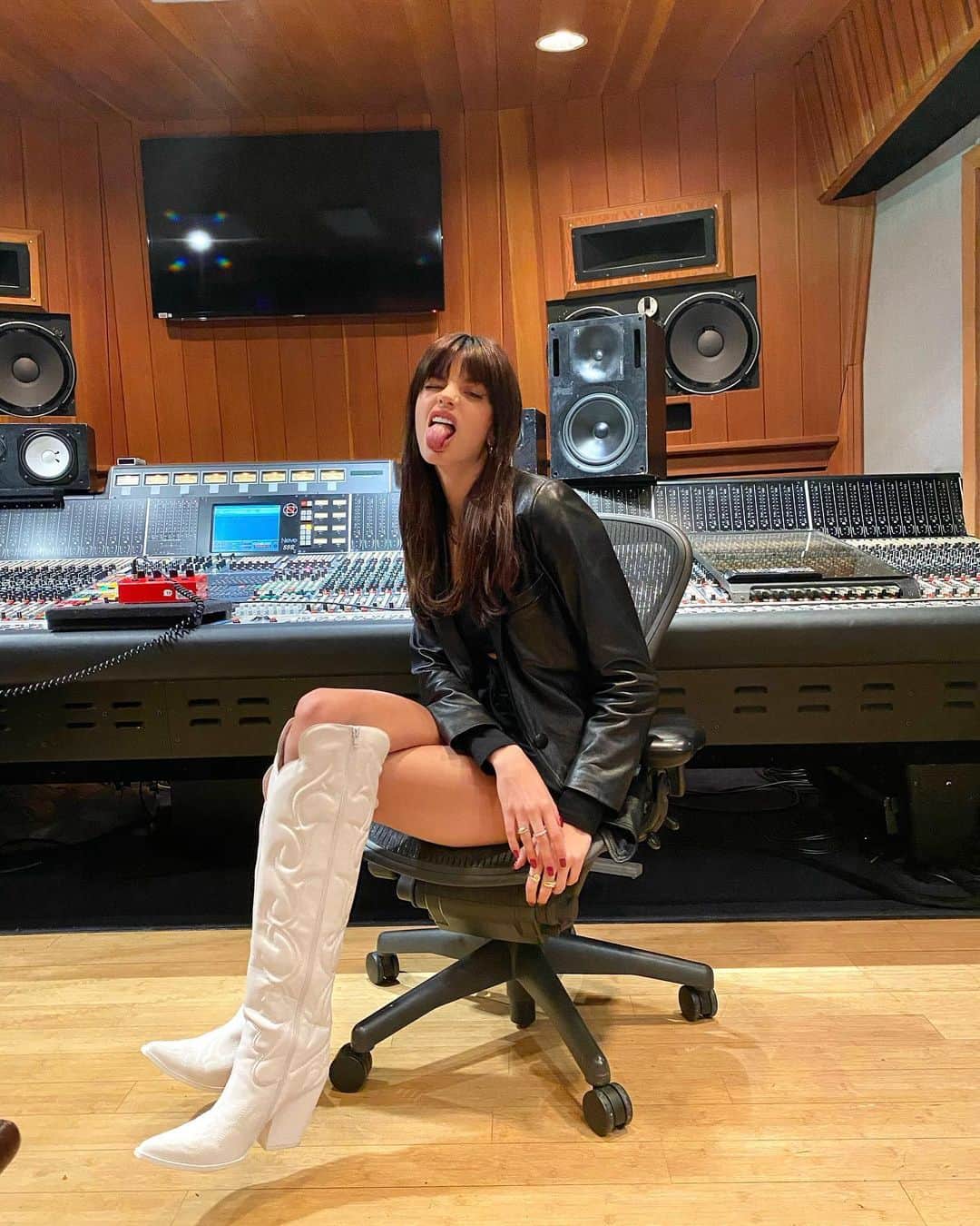 ソニア・ベン・アンマーのインスタグラム：「Documentation of the (very) rare times I didn’t show up to the studio in my pajamas. I know these are old but I’m working on a new project for ya. To be honest I find it challenging to stay inspired & write songs when it feels like the word is crumbling apart but art keeps us sane & brings us closer together so I like to remind myself that 🤎💭📝」